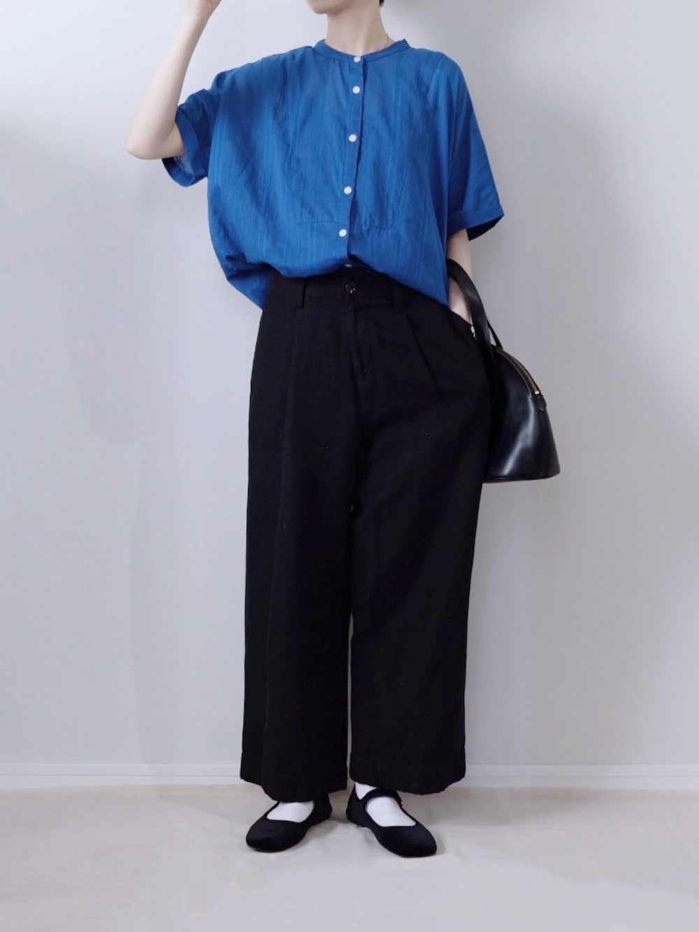 ブラック系のバレエシューズ、ブラック系のボストンバッグを着用したレディースの春コーディネートの1枚目の写真