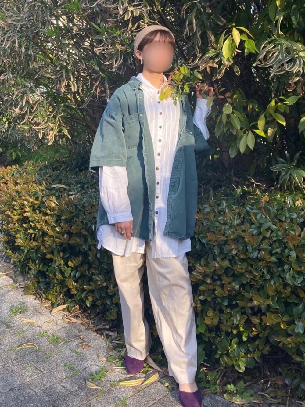 グリーン系のデニムジャケット、ホワイト系のシャツワンピース、ベージュ系のパンツを着用したレディースの春コーディネートの1枚目の写真