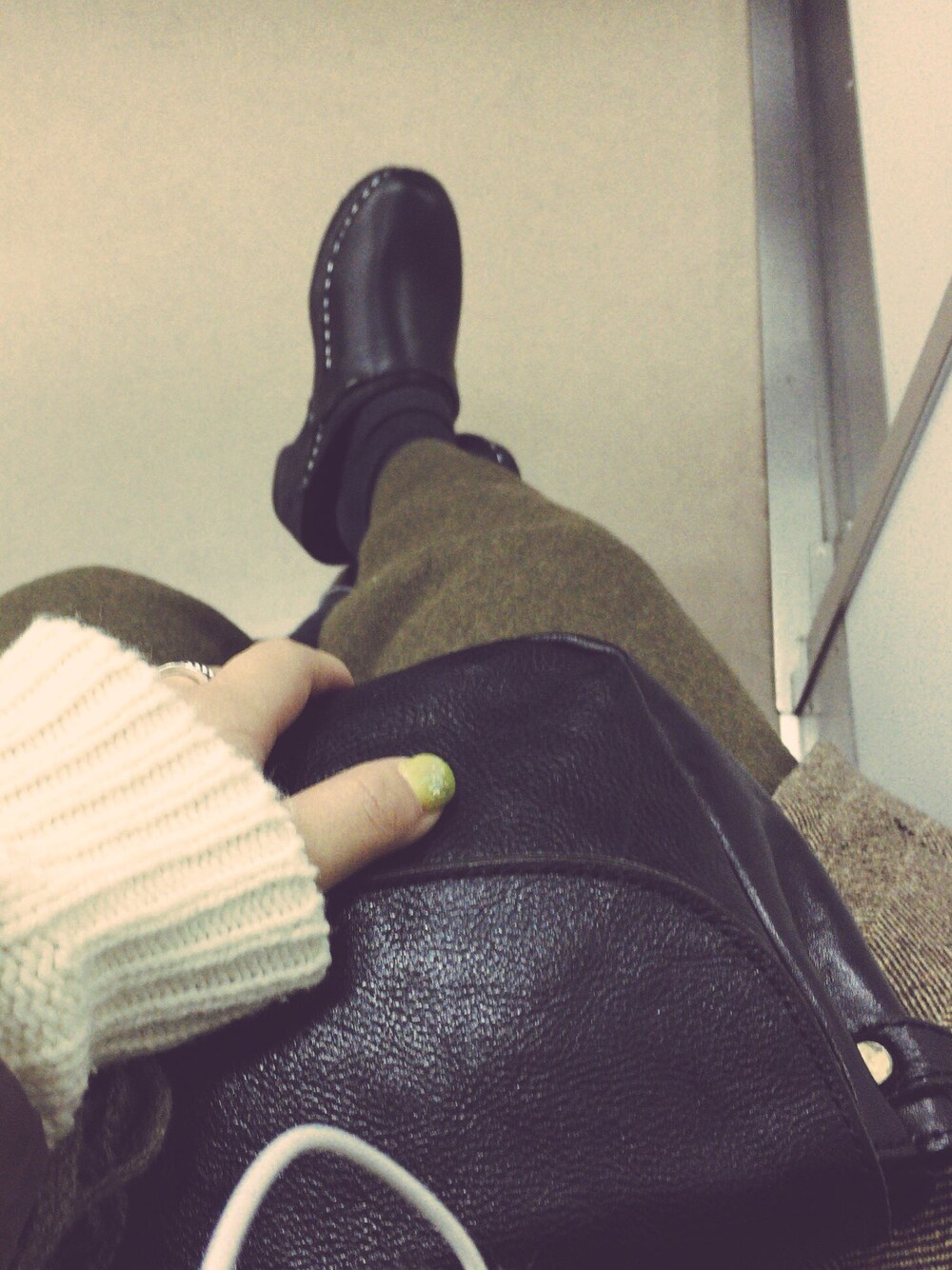 グリーン系のその他パンツ、ブラック系のショルダーバッグ、ホワイト系のニット/セーターを着用したレディースの冬コーディネートの1枚目の写真