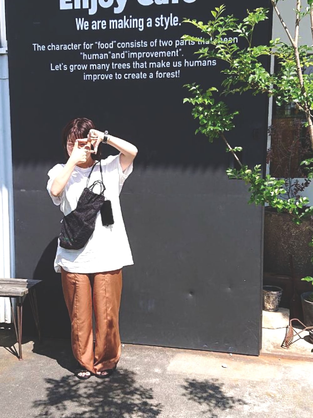「cafe、SOCO、サテンパンツ」｜「coca（coca）のセンターシームつや感サテンパンツ（その他パンツ、ブラウン系）」を使った、jad_pj_dmwさん（レディース・147cm）の秋コーディネートの1枚目の写真