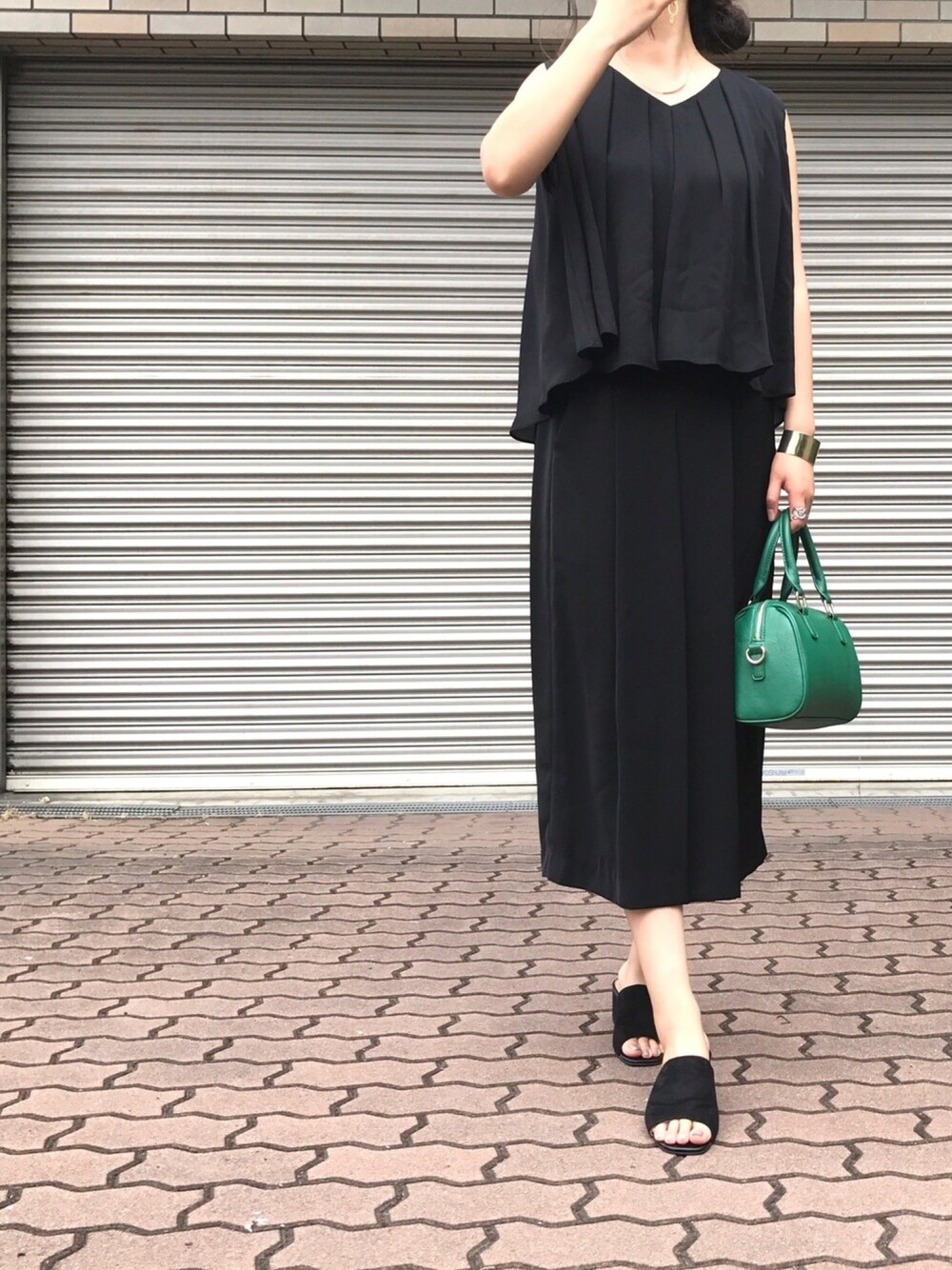 ブラック系のドレス、ブラック系のサンダル、シルバー系のリングを着用したレディースの夏コーディネートの1枚目の写真