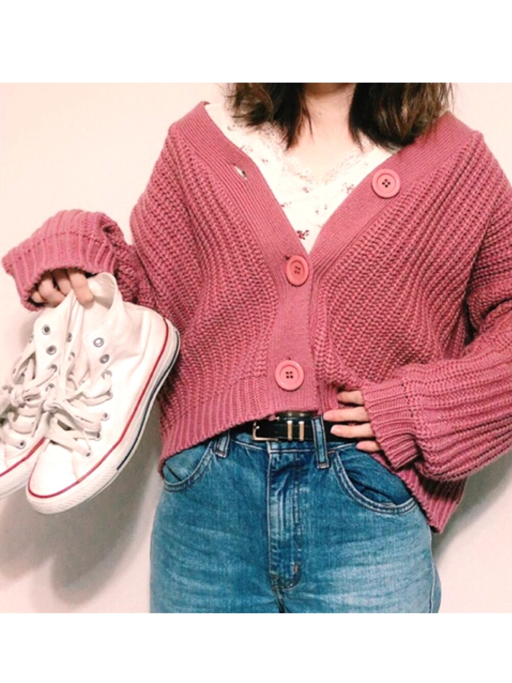 「カーディガン、春コーデ、スニーカーコーデ、ユニクロユー、ユニクロ、休日スタイル、花柄シャツ、デニムパンツ」｜「DHOLICのスリーボタンオーバーフィットニットカーディガン（カーディガン/ボレロ、ピンク系）」を使った、みにゃぞーさん（レディース・162cm）の春コーディネートの1枚目の写真