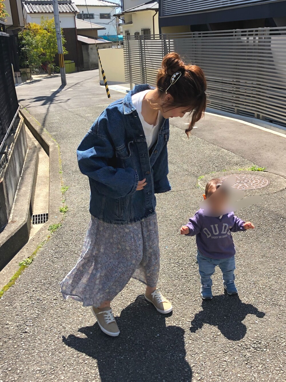 「お花見、デニムジャケット、古着MIX、スカート、ワッフルカットソー、スニーカー、お団子ヘアー、同系色コーデ、おしゃれさんと繋がりたい、春コーデ」｜「CITRINE Chakraのアイテム（トップス、ホワイト系）」を使った、みにゃぞーさん（レディース・162cm）の春コーディネートの1枚目の写真
