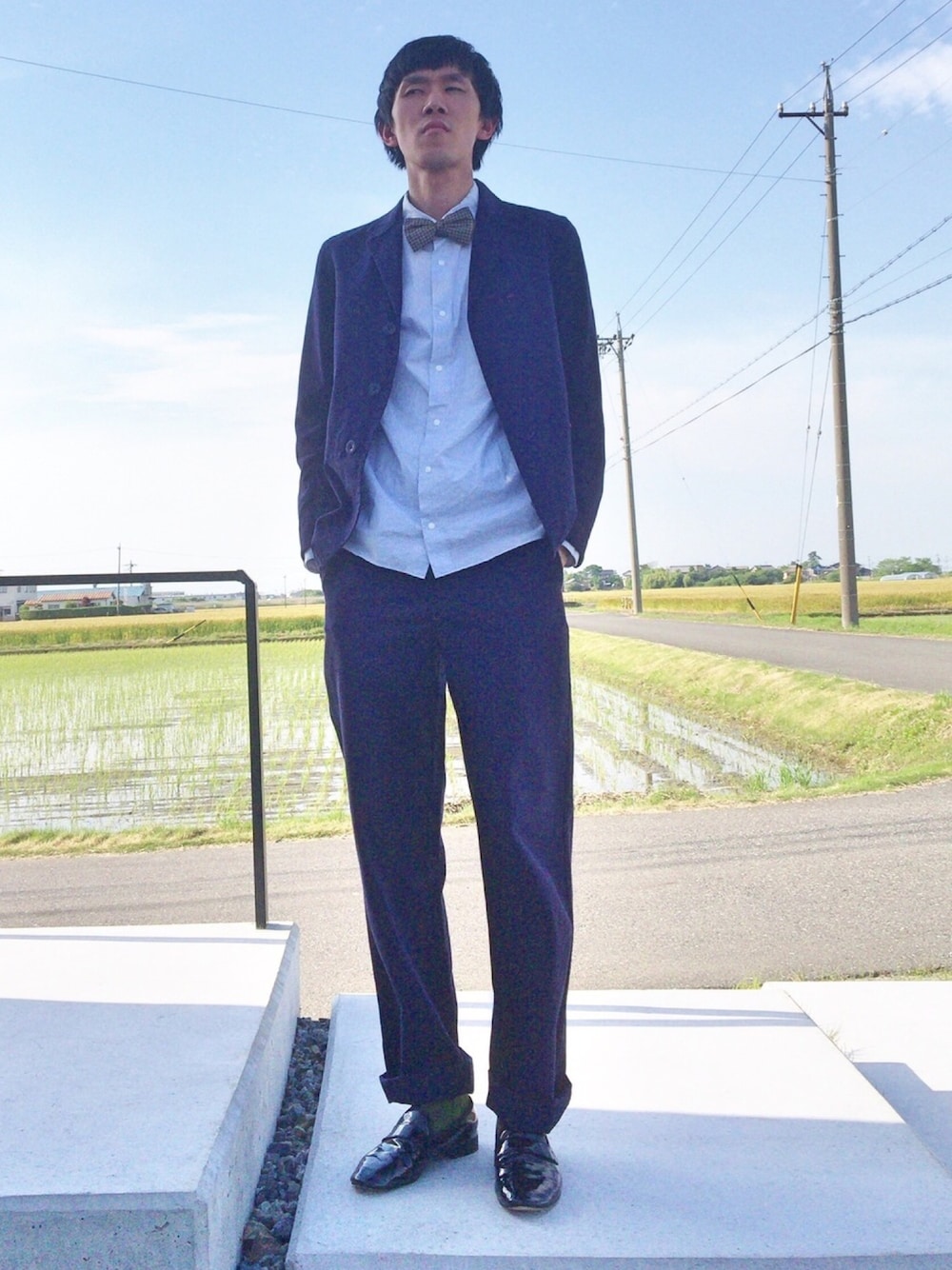 「HOLD FAST、YAECA、repetto、結婚式二次会スタイル、シャツ、カラーソックス、蝶ネクタイ、セットアップ、エナメルシューズ、黒シューズ」｜「HOLD FASTのset up（セットアップ、ブルー系）」を使った、蚊取り豚。さん（メンズ・184cm）の春コーディネートの1枚目の写真