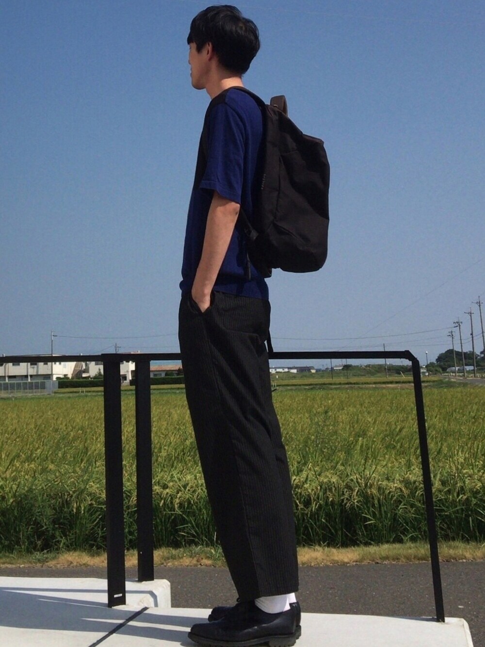 「HAGLOFS、weac.、sanders、hobo、白ソックス、サマーニット、ドレスシューズ、黒リュック、きれいめカジュアル、夏」｜「HAGLOFSのBODA 30（バックパック/リュック、ブラック系）」を使った、蚊取り豚。さん（メンズ・184cm）の夏コーディネートの1枚目の写真