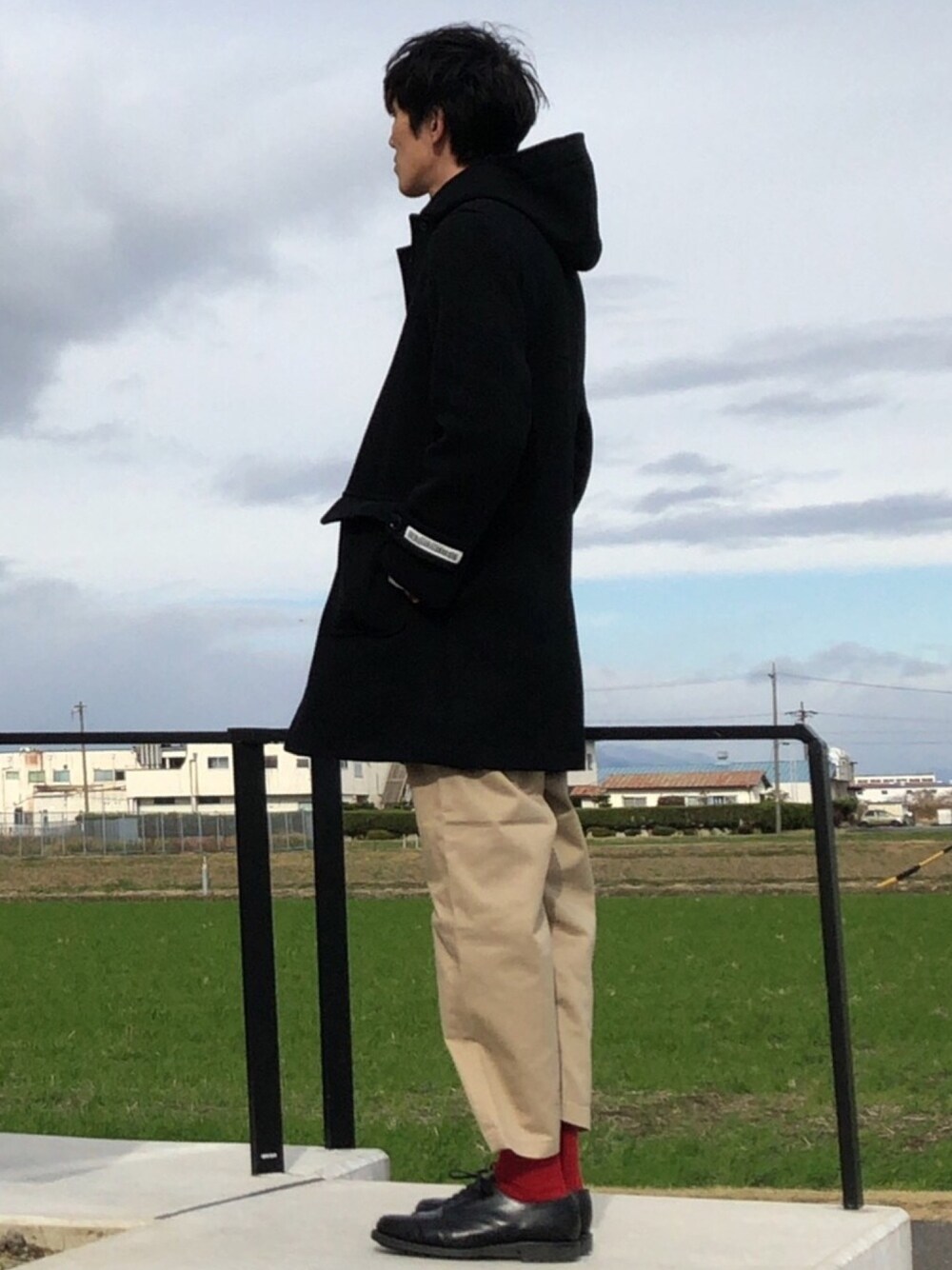 「ANDERSEN-ANDERSEN、UNIVERSAL PRODUCTS、SPELLBOUND、sanders、hobo、赤ソックス、カラーソックス、ダッフルコート、赤×黒、30代」｜「UNIVERSAL PRODUCTSのORIGINAL DUFFLE COAT（ダッフルコート、ブラック系）」を使った、蚊取り豚。さん（メンズ・183cm）の冬コーディネートの1枚目の写真