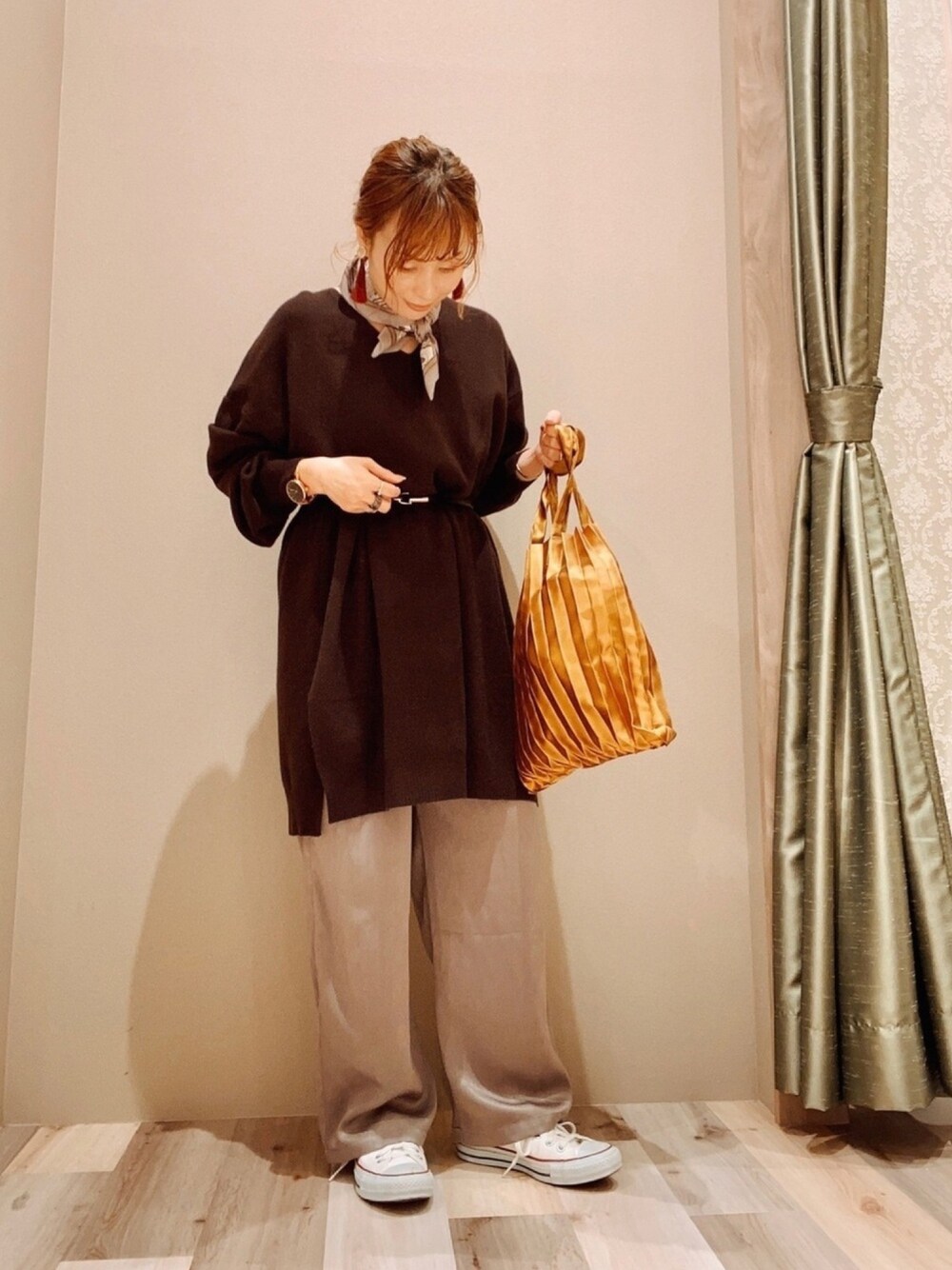 「オトナカジュアル、低身長コーデ、秋コーデ、秋服準備はじめました、Vネックニット、サテンパンツ、スカーフ、プリーツバッグ、ママコーデ、いいね、save、フォローお願いします🤑」｜「Green　ParksのVネックニットチュニック＊＊（チュニック、ブラウン系）」を使った、まちださん（レディース・150cm）の秋コーディネートの1枚目の写真