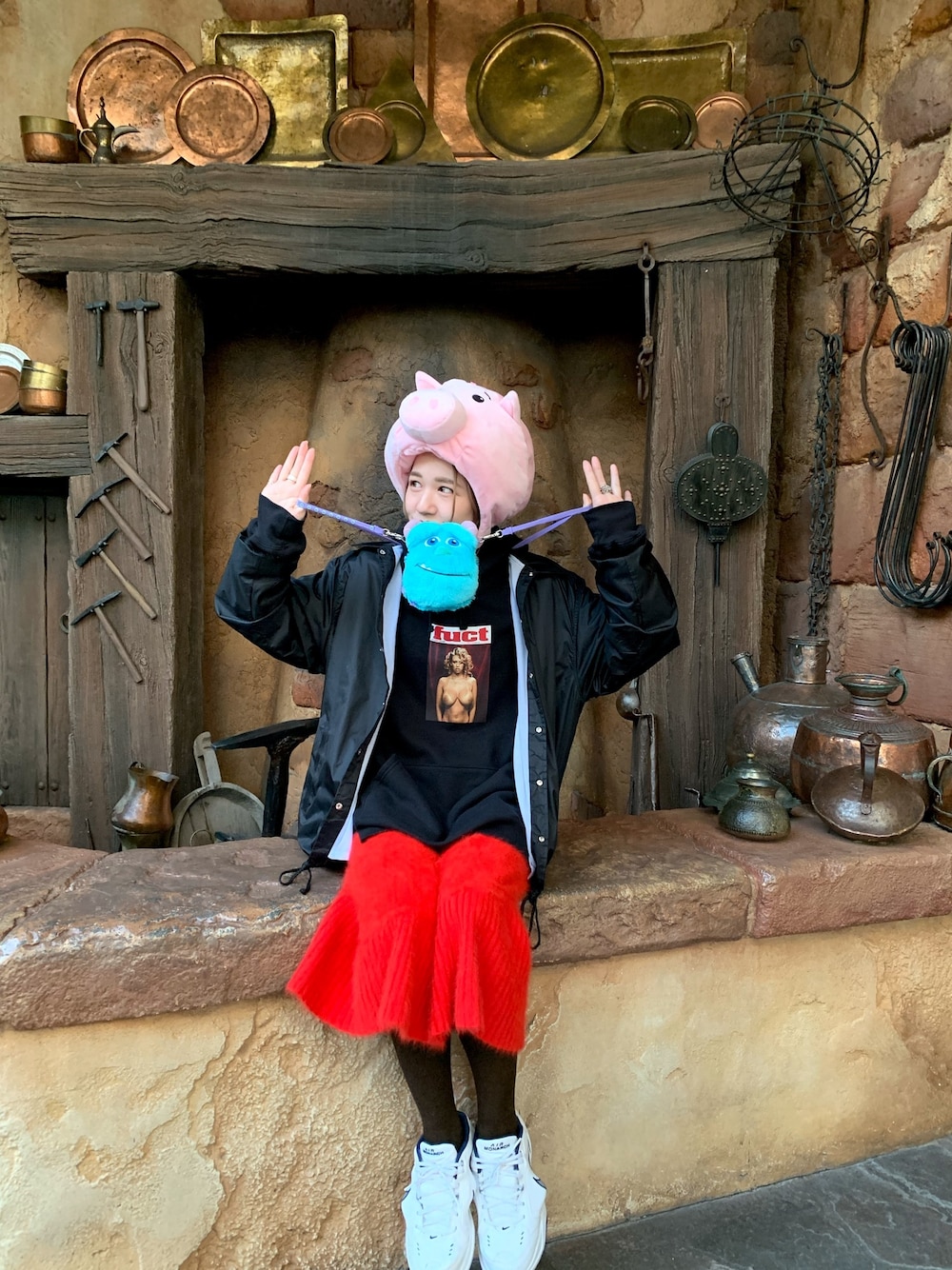 「　、disney」｜「CDGのアイテム（スカジャン、ブラック系）」を使った、miho  さん（レディース・167cm）の秋コーディネートの1枚目の写真