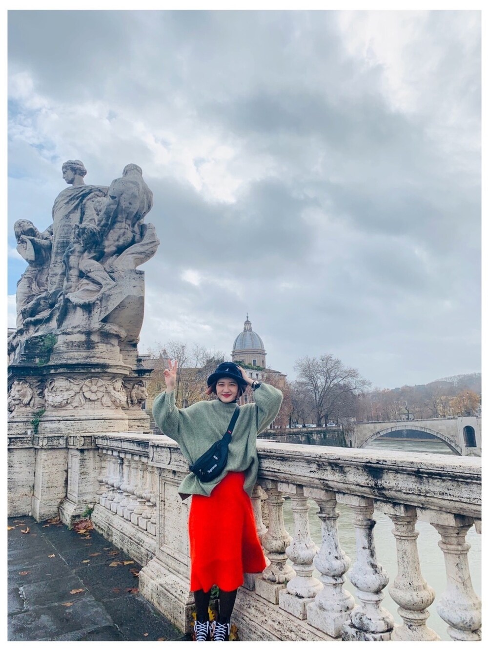 「ITALY、TRIP」｜「KANGOLのアイテム（帽子、ブルー系）」を使った、miho  さん（レディース・167cm）の冬コーディネートの1枚目の写真
