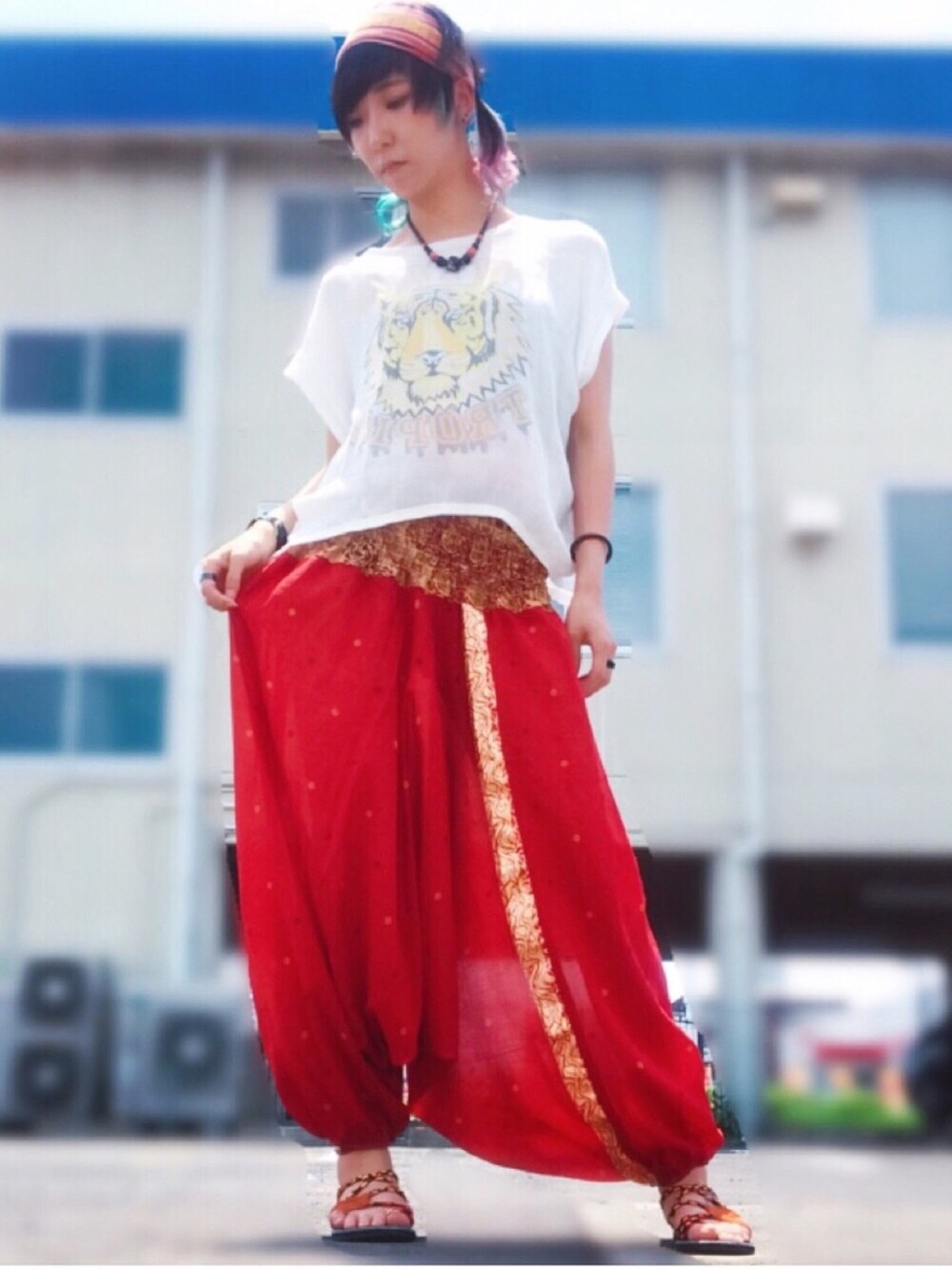 ホワイト系のTシャツ/カットソー、オレンジ系のサンダル、レッド系のその他パンツを着用したレディースの夏コーディネートの1枚目の写真