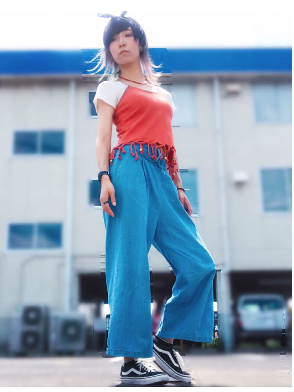 ホワイト系のTシャツ/カットソー、オレンジ系のキャミソール、ブラック系のスニーカーを着用したレディースの夏コーディネートの1枚目の写真