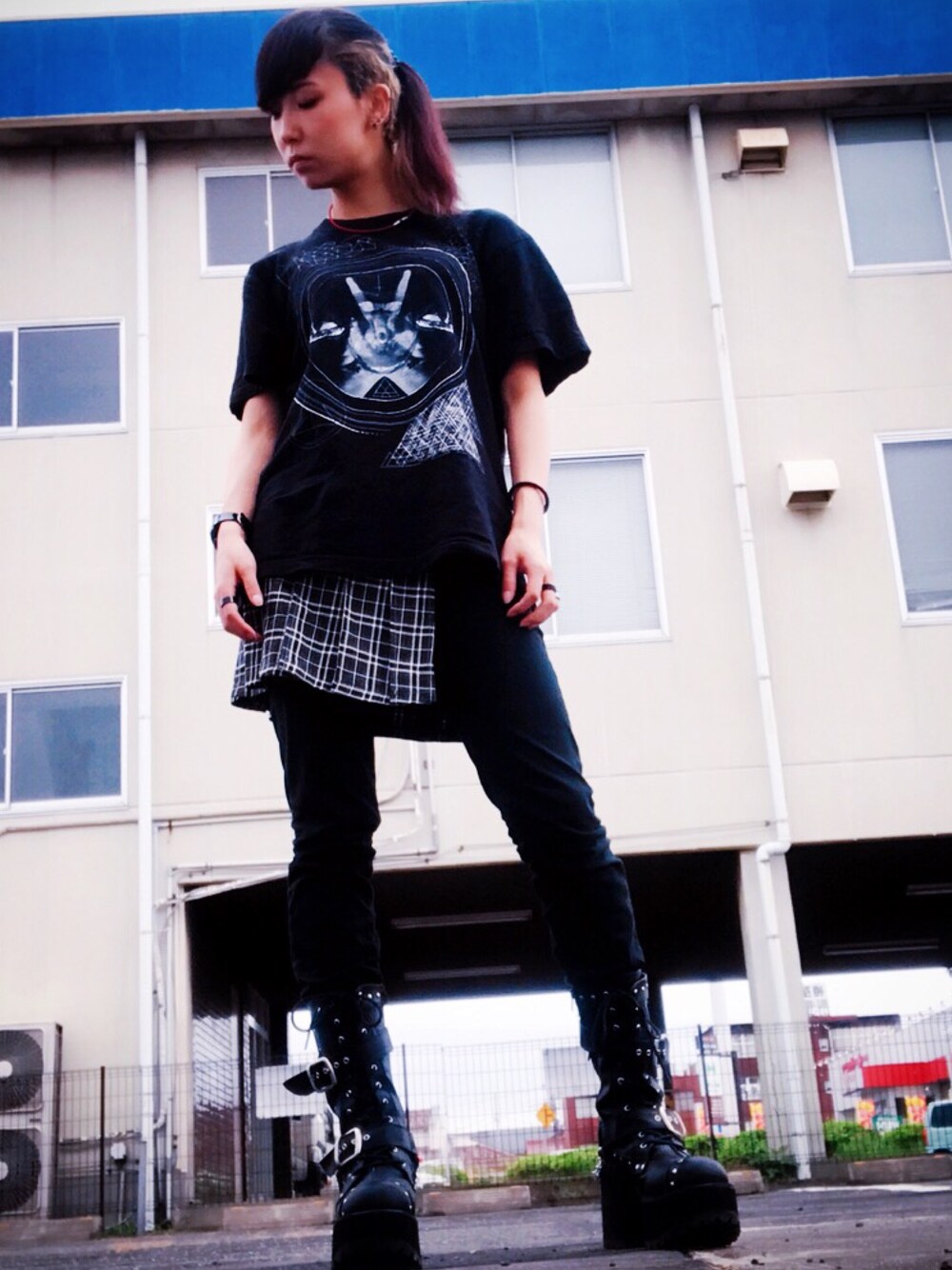 「オールブラック、パンク、KRY、サブカル、YOSUKE、ALGONQUINS、原宿、ぼくのせかい」｜「KRYのアイテム（Tシャツ/カットソー、ブラック系）」を使った、みみたろうさん（レディース・169cm）の夏コーディネートの1枚目の写真
