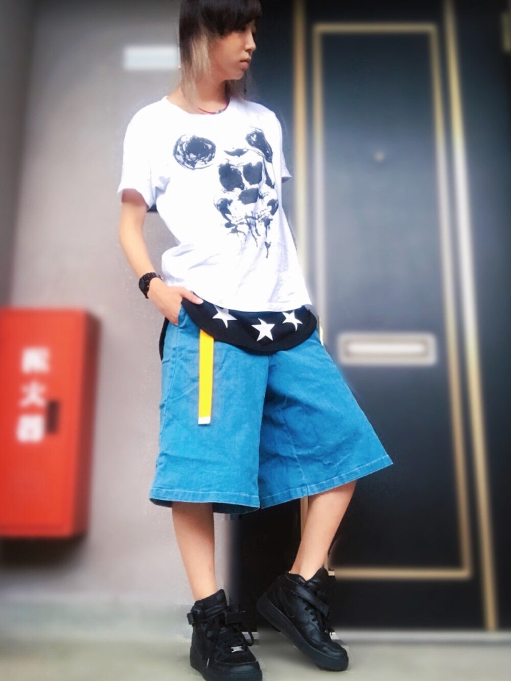 ブラック系のスニーカー、ホワイト系のTシャツ/カットソー、ブラック系のタンクトップを着用したレディースの夏コーディネートの1枚目の写真