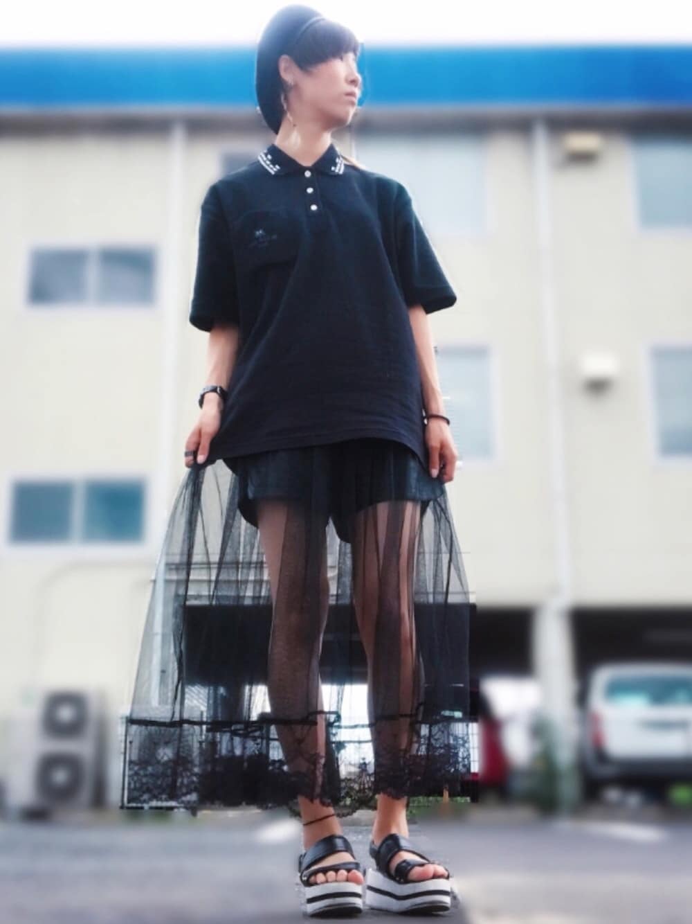 ブラック系のスカート、ブラック系のその他パンツ、ブラック系のポロシャツを着用したレディースの夏コーディネートの1枚目の写真