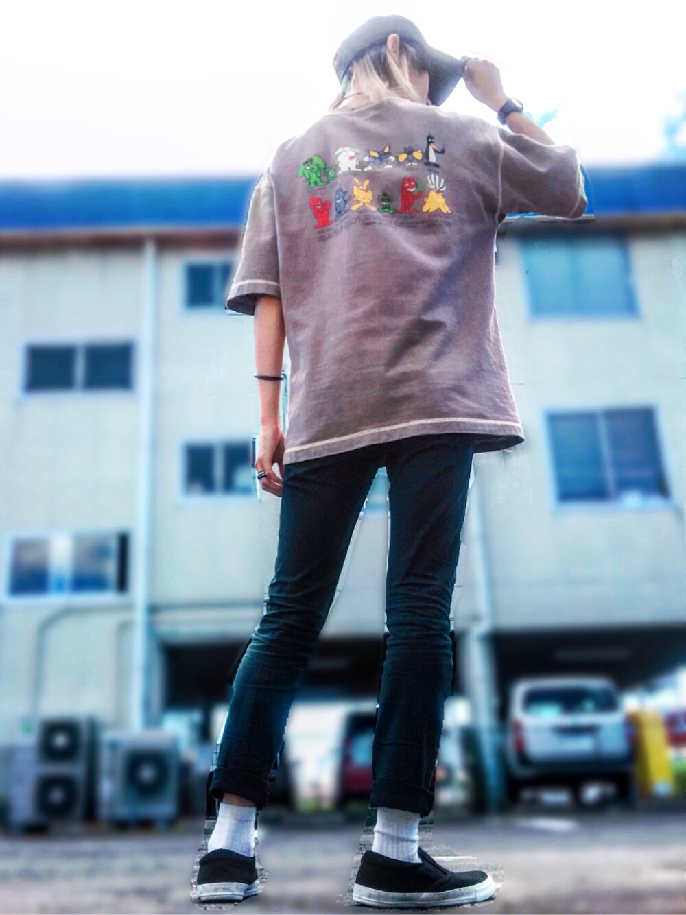 ブラウン系のTシャツ/カットソー、ブラック系のその他パンツ、ブラック系のスリッポンを着用したレディースの夏コーディネートの1枚目の写真