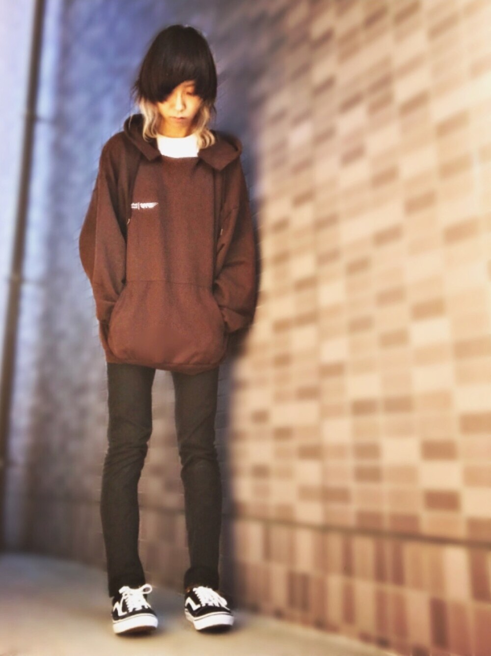 ホワイト系のTシャツ/カットソー、ブラック系のデニムパンツ、ブラック系のスニーカーを着用したレディースの秋コーディネートの1枚目の写真