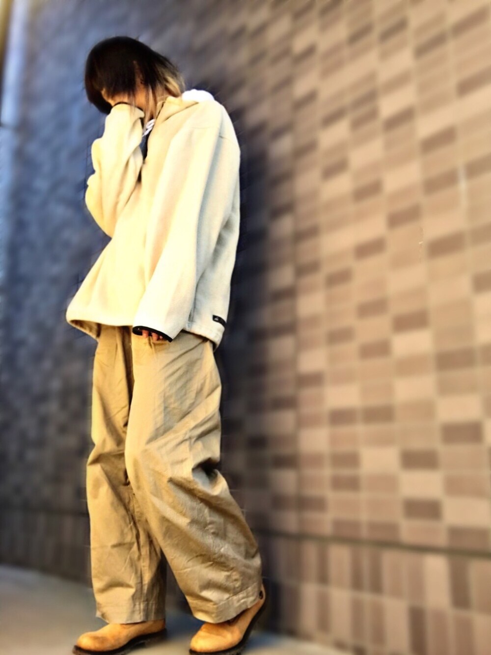 ホワイト系のパーカー、ベージュ系のジャケット/アウター、ベージュ系のスラックスを着用したレディースの秋コーディネートの1枚目の写真