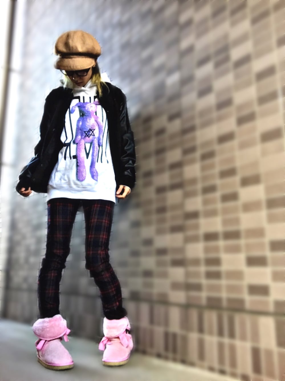 「休日スタイル、冬コーデ、KRY、チェックパンツ、FUNKY FRUIT、ムートンブーツ、ファー小物、ぼくのせかい」｜「ESPACE by pierre cardinのアイテム（キャスケット、ベージュ系）」を使った、みみたろうさん（レディース・169cm）の冬コーディネートの1枚目の写真