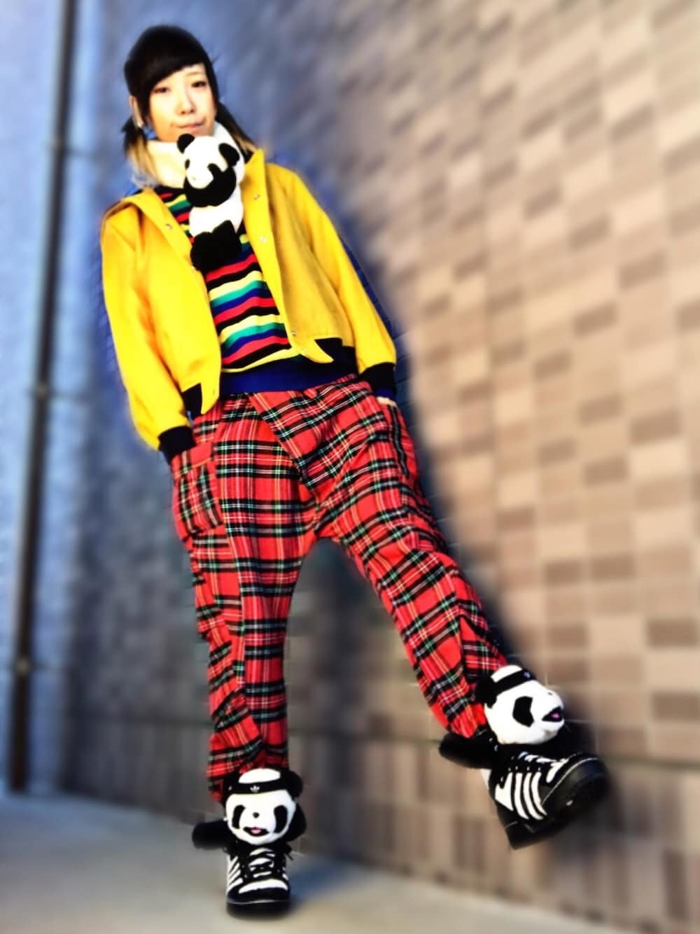 その他のニット/セーター、ブラック系のスニーカー、ブラック系のバックパック/リュックを着用したレディースの冬コーディネートの1枚目の写真