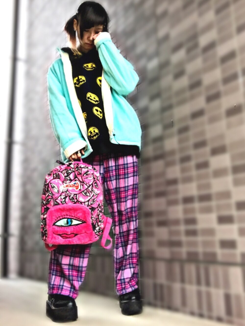 「grawzulz、冬コーデ、フリース、カラフル、派手、パジャマパンツ、原宿、古着、チェックパンツ、ぼくのせかい」｜「emojiのアイテム（パーカー、ブラック系）」を使った、みみたろうさん（レディース・166cm）の冬コーディネートの1枚目の写真