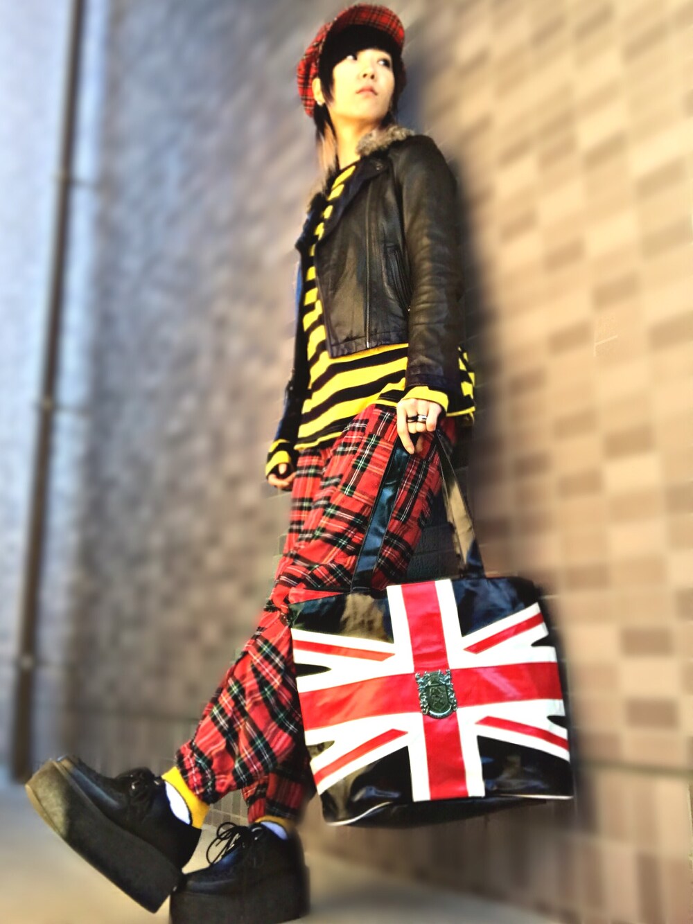 「ロック、パンク、チェックパンツ、サルエルパンツ、ボーダートップス、派手、赤チェック、厚底、ラバーソール、ぼくのせかい」｜「usedのアイテム（キャスケット、レッド系）」を使った、みみたろうさん（レディース・166cm）の冬コーディネートの1枚目の写真