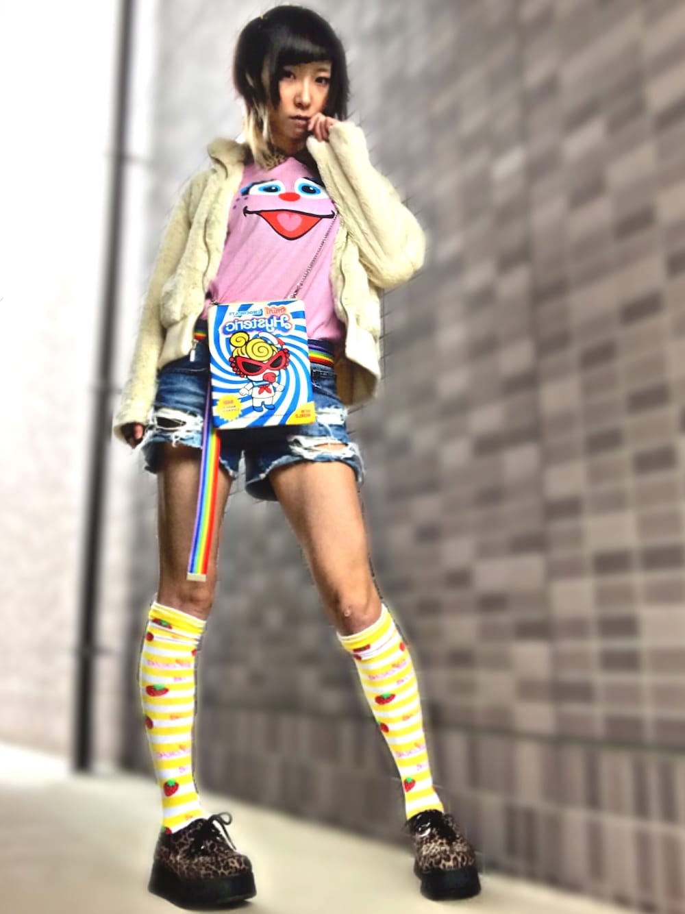 「レオパード柄、アビーちゃん、ブラウス×Tシャツ、ポシェット、カラフル、個性派、派手、原宿、デニムショートパンツ、ぼくのせかい」｜「usedのアイテム（シャツ/ブラウス、ブラウン系）」を使った、みみたろうさん（レディース・166cm）の冬コーディネートの1枚目の写真