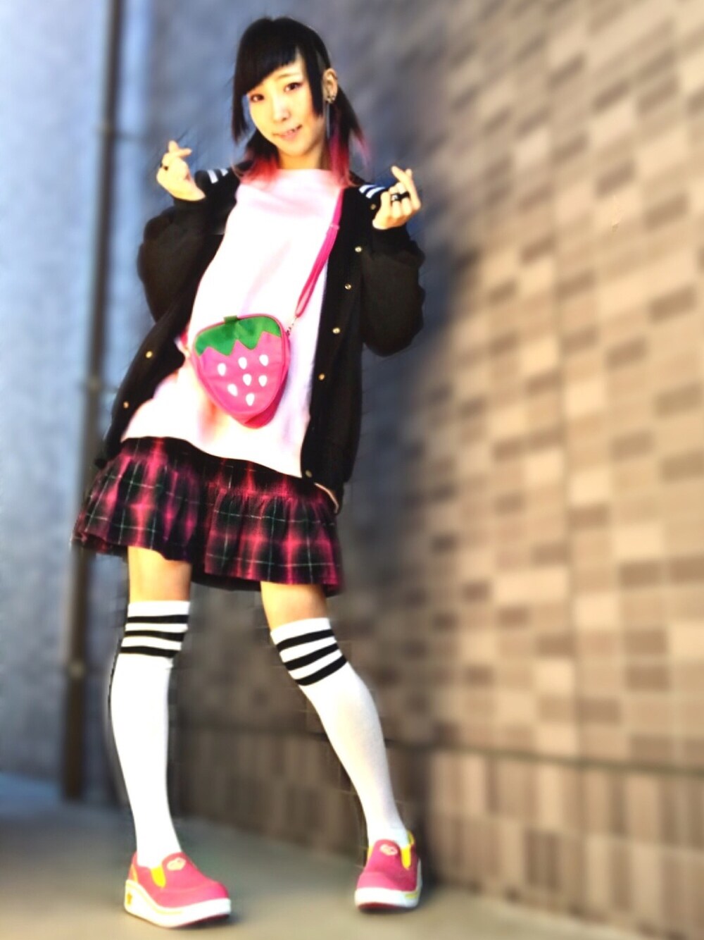 「パステルカラー、チェックスカート、ミニスカート、ニーハイソックス、絶対領域、カラフル、ゆめかわいい、原宿、Kawaii、ぼくのせかい」｜「WEGOのWEGO/サイドスリット起毛ビッグシルエットプルオーバースウェット（スウェット、ピンク系）」を使った、みみたろうさん（レディース・166cm）の冬コーディネートの1枚目の写真