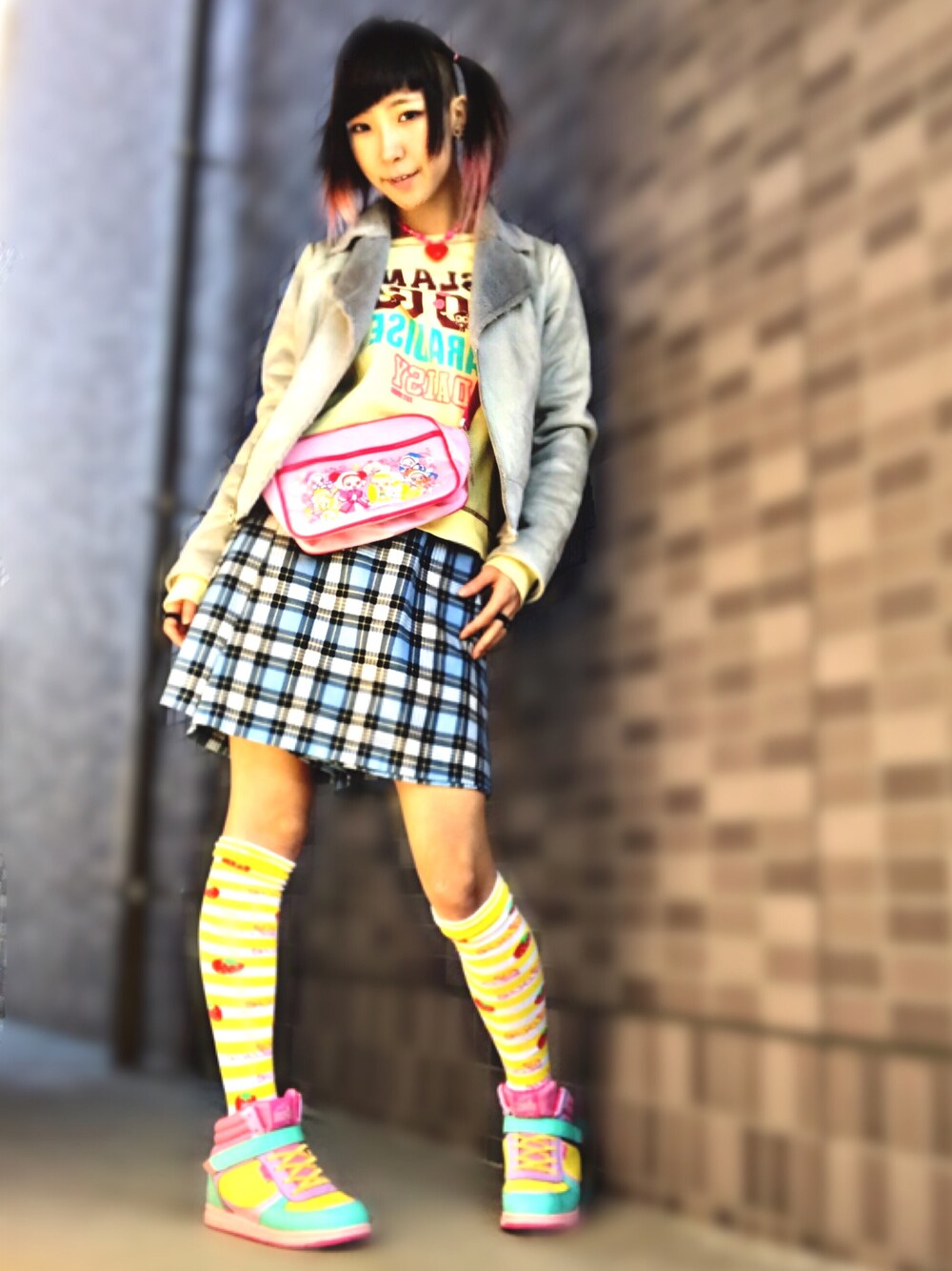 「カラフル、パステルカラー、Kawaii、おジャ魔女どれみ、キュロット、チェックパンツ、チェックスカート、原宿、ぼくのせかい」｜「DAISY LOVERSのアイテム（スウェット、イエロー系）」を使った、みみたろうさん（レディース・166cm）の冬コーディネートの1枚目の写真