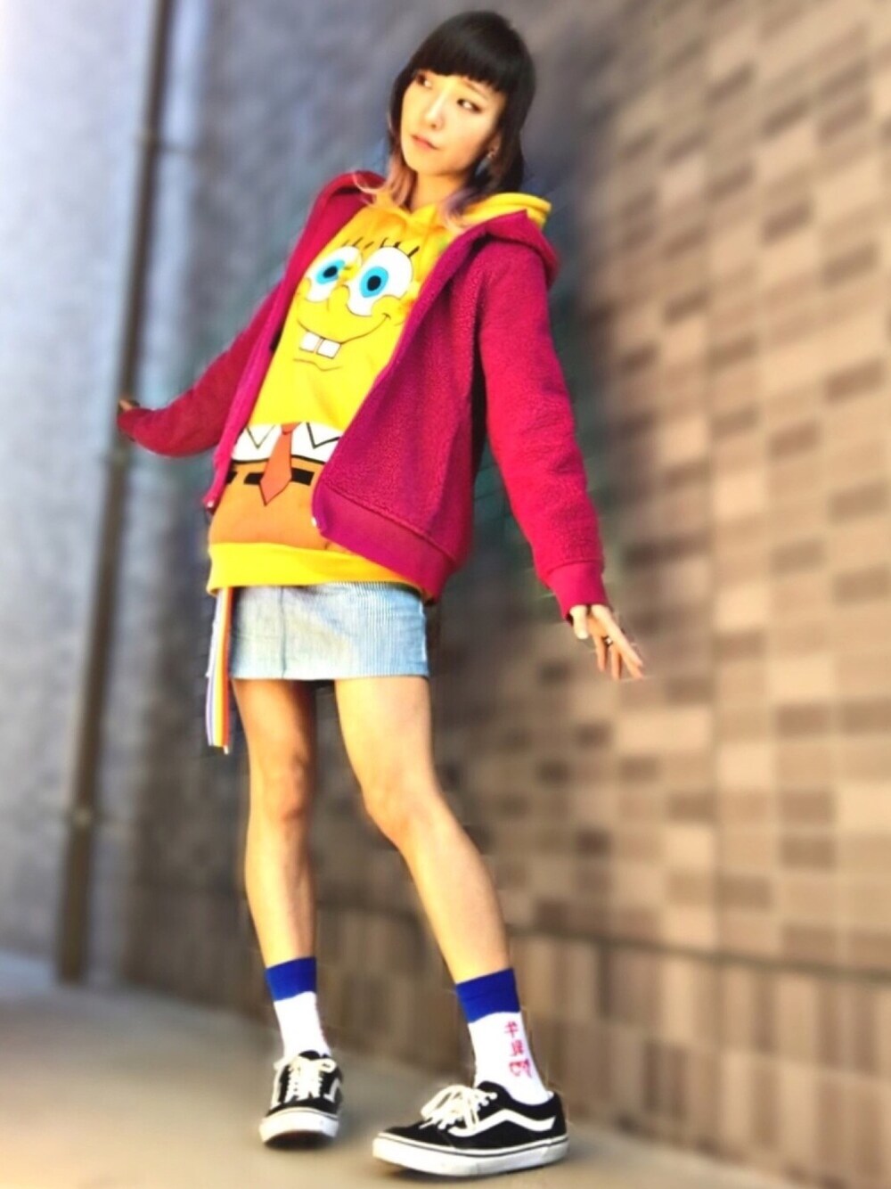 「カラフル、派手、レインボー、牛乳、スポンジボブ、ミニスカート、ストライプ、Kawaii、oldskool、ぼくのせかい」｜「プチプラのアイテム（パーカー、イエロー系）」を使った、みみたろうさん（レディース・166cm）の冬コーディネートの1枚目の写真