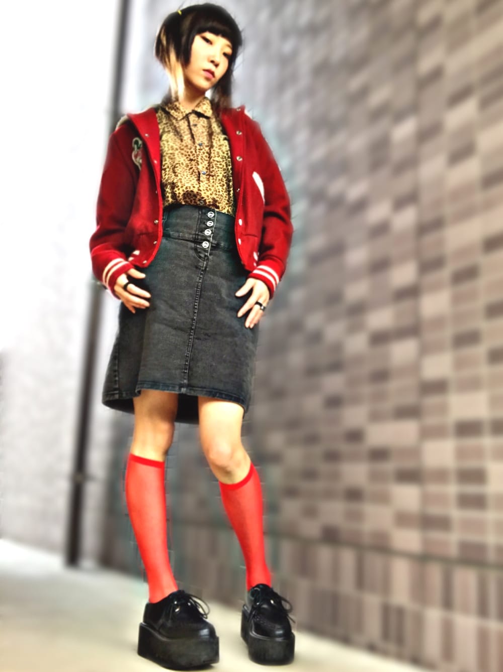 「ひょう柄、ミニスカート、派手、セーラーカラー、古着、レトロ、個性派、原宿、Kawaii、ぼくのせかい」｜「usedのアイテム（シャツ/ブラウス、ブラウン系）」を使った、みみたろうさん（レディース・166cm）の冬コーディネートの1枚目の写真