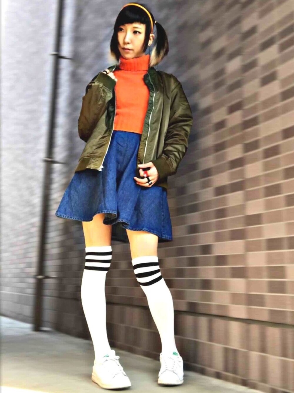 「春、カジュアル、ミニスカート、ニーハイソックス、ツインテール、スタンスミス、タートルネックニット、派手、ぼくのせかい」｜「usedのアイテム（ニット/セーター、オレンジ系）」を使った、みみたろうさん（レディース・166cm）の春コーディネートの1枚目の写真