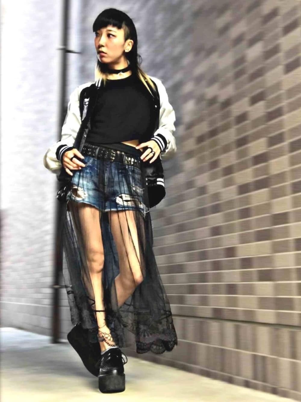 「春コーデ、レーススカート、ゴシック、デニムショートパンツ、クロップドトップス、シースルー、厚底、ラバーソール、ぼくのせかい」｜「WEGOのWEGO/チョーカー付クロップドプルオーバー（スウェット、ブラック系）」を使った、みみたろうさん（レディース・166cm）の春コーディネートの1枚目の写真