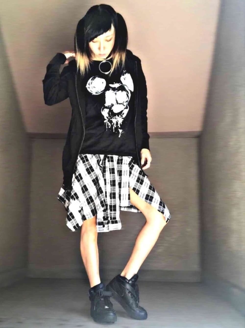 「ニュリカデリック、acOlaSia、KRY、サブカル、ブラックコーデ、AIR FORCE 1、ハイカットスニーカー、巻きスカート、ぼくのせかい」｜「ニュリカデリックのアイテム（チョーカー、ブラック系）」を使った、みみたろうさん（レディース・166cm）の春コーディネートの1枚目の写真