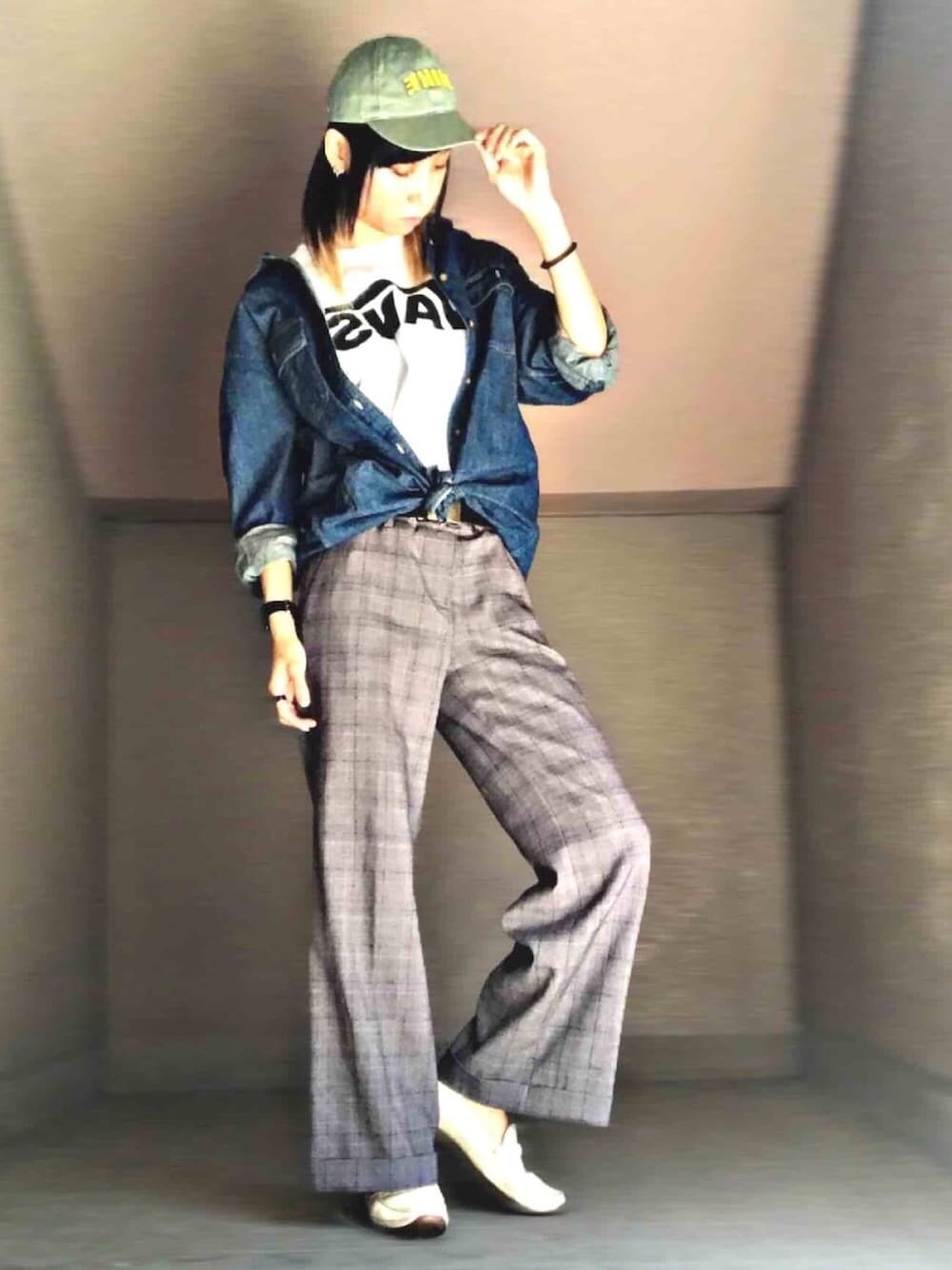 「春コーデ、カジュアル、ローキャップ、デニムシャツ、チェックパンツ、ロゴT、大人カジュアル、ぼくのせかい」｜「NIKEのアイテム（キャップ、グリーン系）」を使った、みみたろうさん（レディース・166cm）の春コーディネートの1枚目の写真