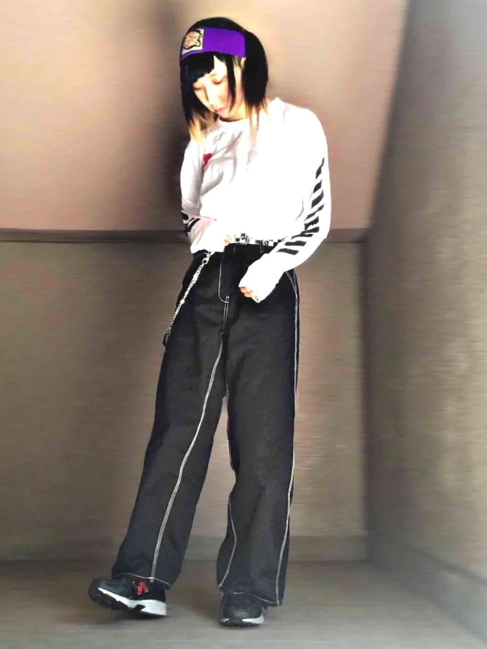 ホワイト系のTシャツ/カットソー、ブラック系のその他パンツ、ブラック系のスニーカーを着用したレディースの春コーディネートの1枚目の写真