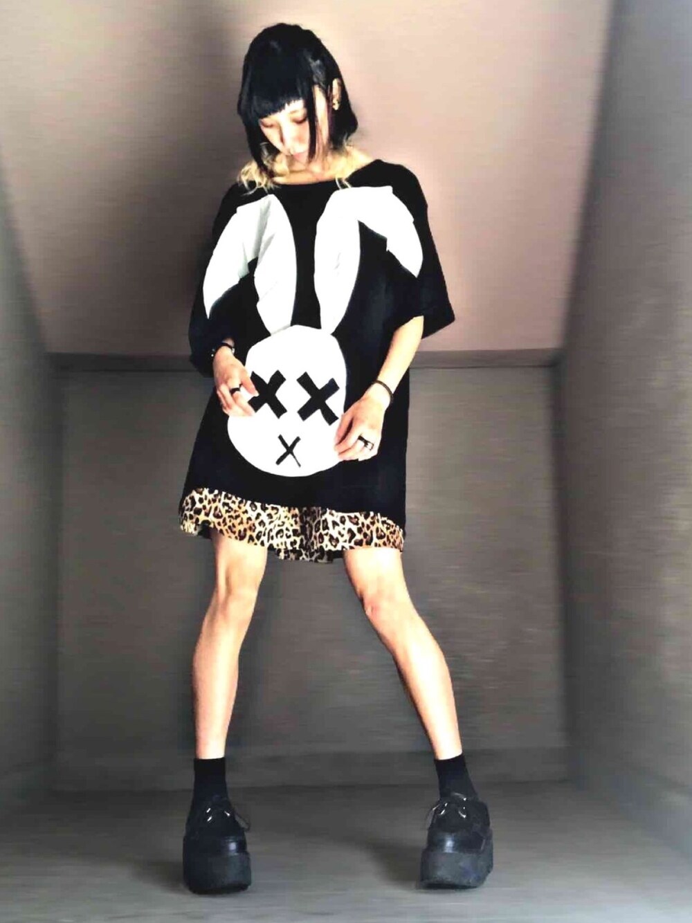 ブラック系のTシャツ/カットソー、ベージュ系のスカート、ブラック系のスニーカーを着用したレディースの春コーディネートの1枚目の写真