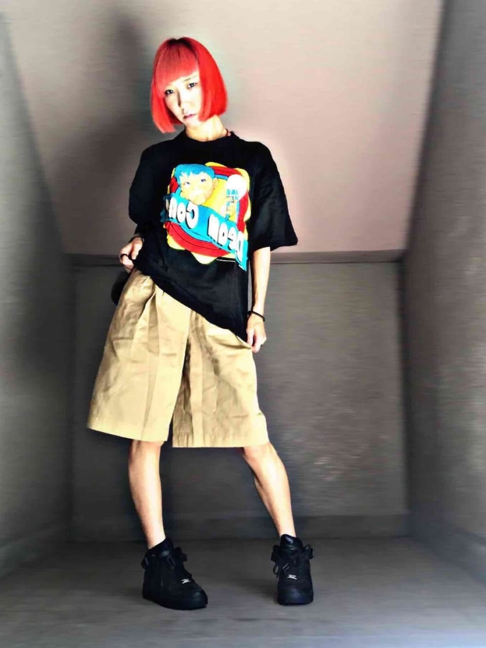 ブラック系のTシャツ/カットソー、ベージュ系のその他パンツ、ブラック系のスニーカーを着用したレディースの夏コーディネートの1枚目の写真
