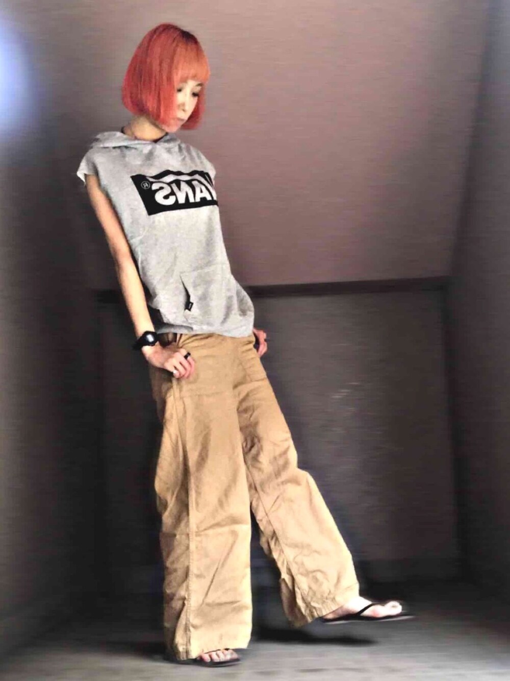 「カジュアル、シンプル、ノースリーブパーカー、ストリート、ビーチサンダル、メンズライク、ボーイッシュ、ショルダートート、ぼくのせかい」｜「VANSのアイテム（パーカー、グレー系）」を使った、みみたろうさん（レディース・165cm）の夏コーディネートの1枚目の写真