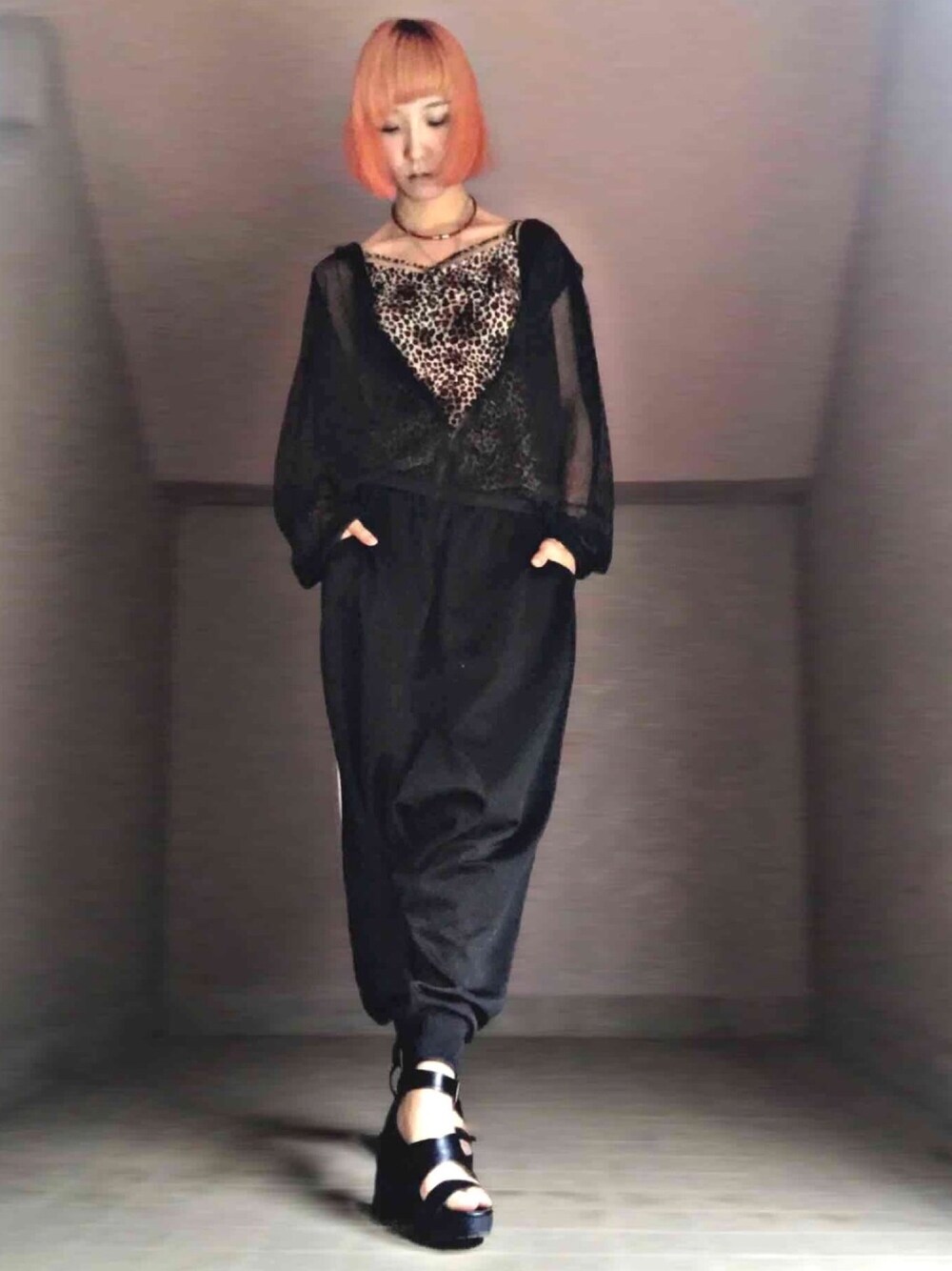 「ブラックコーデ、ネットパーカー、網パーカー、サブカル、サルエルパンツ、ジャージ、ひょう柄、レオパード、FUNKY FRUIT、ぼくのせかい」｜「MISS ALICEのアイテム（キャミソール、ブラウン系）」を使った、みみたろうさん（レディース・165cm）の夏コーディネートの1枚目の写真