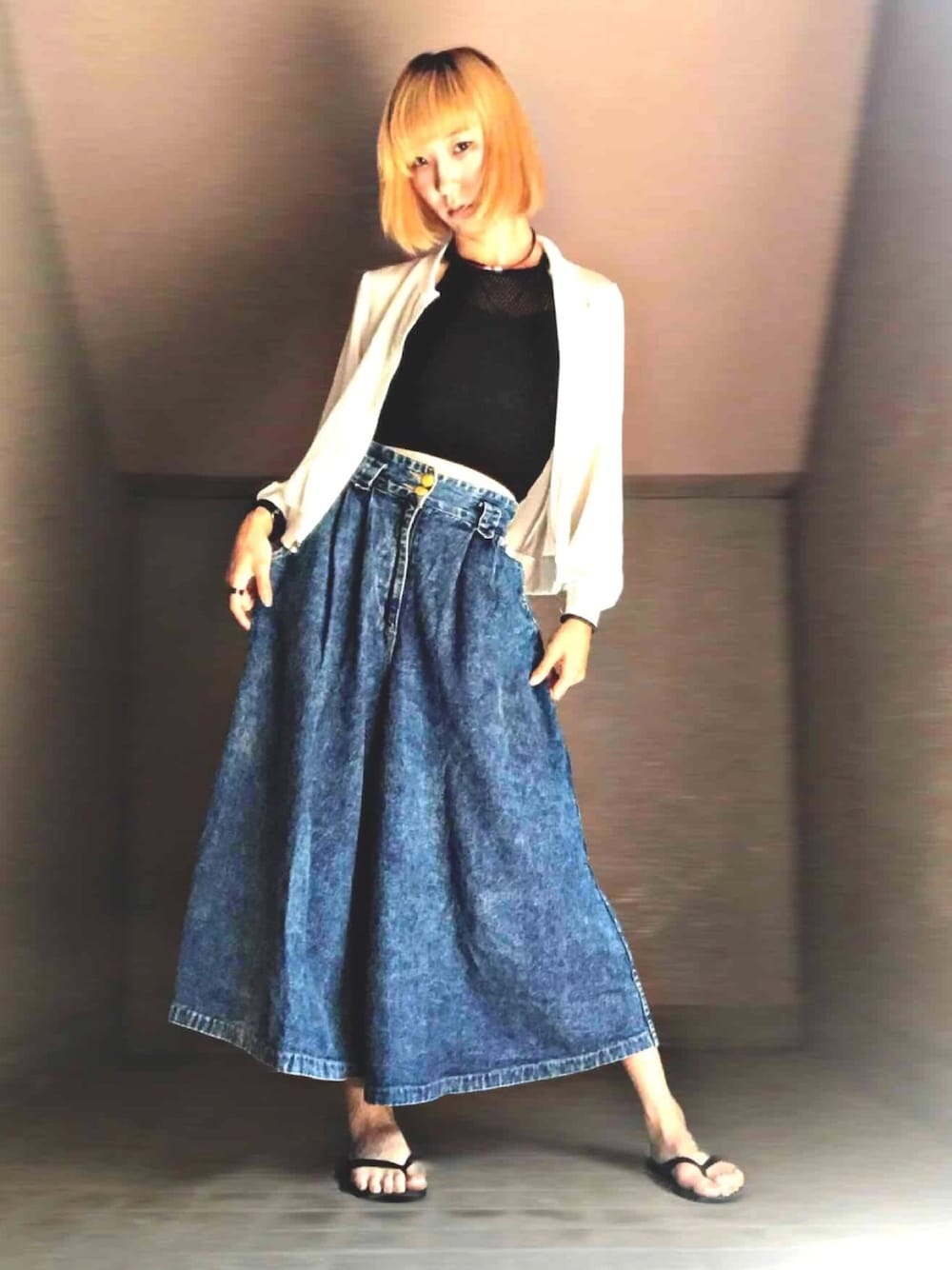 「シースルーブルゾン、ワイドパンツ、デニムスカーチョ、ビーチサンダル、大人カジュアル、個性派、ラフ、ぼくのせかい」｜「FOREVER 21のアイテム（キャミソール、ブラック系）」を使った、みみたろうさん（レディース・166cm）の夏コーディネートの1枚目の写真