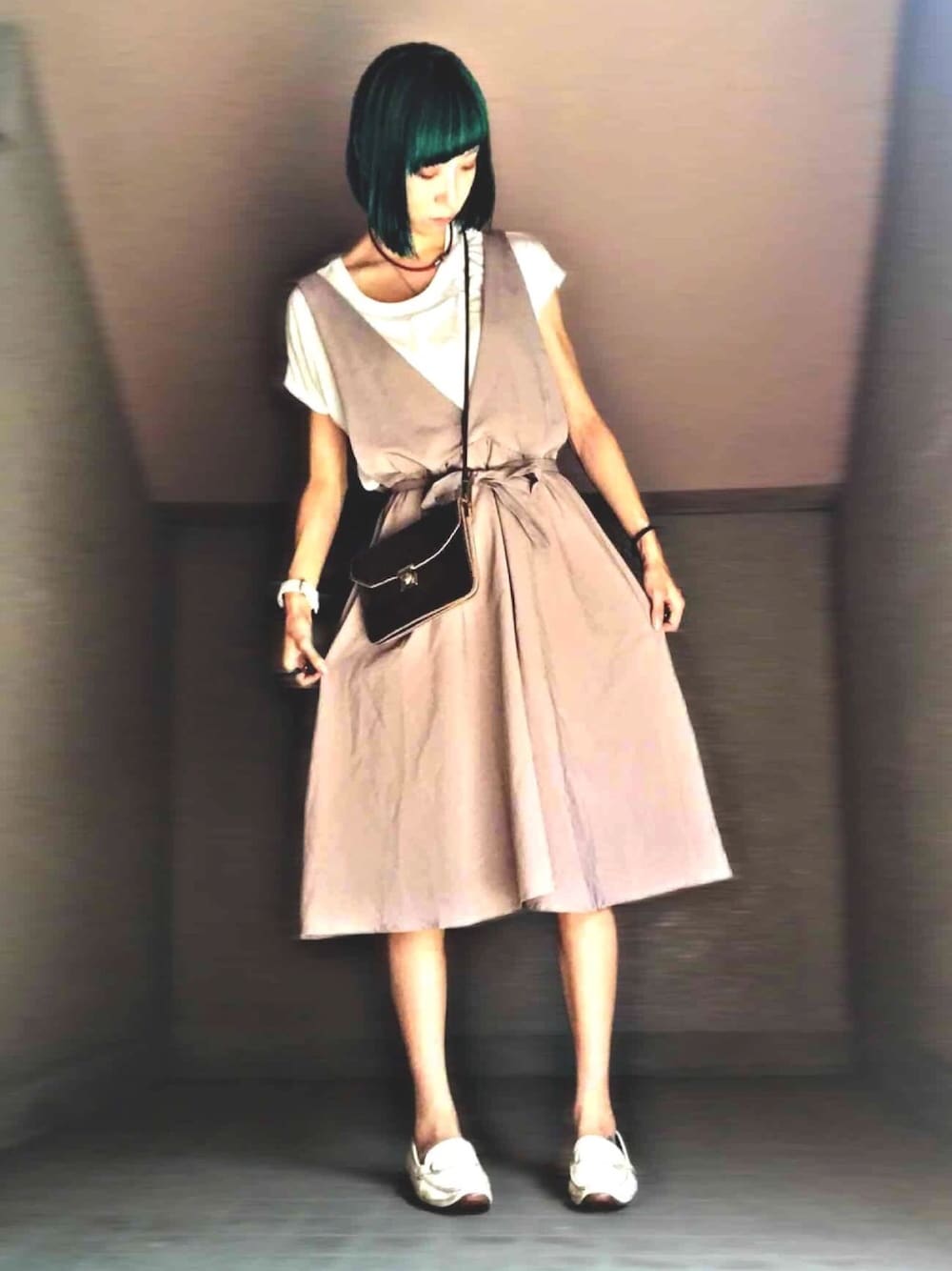 「夏コーデ、カジュアル、古着、サロペットスカート、古着女子、レザーバッグ、ポシェット、ぼくのせかい」｜「UNIQLOのドレープクルーネックＴ（半袖）（Tシャツ/カットソー、ホワイト系）」を使った、みみたろうさん（レディース・166cm）の夏コーディネートの1枚目の写真