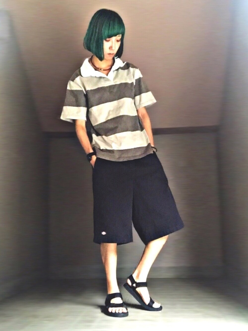 グレー系のポロシャツ、ブラック系のその他パンツ、ブラック系のサンダルを着用したレディースの夏コーディネートの1枚目の写真