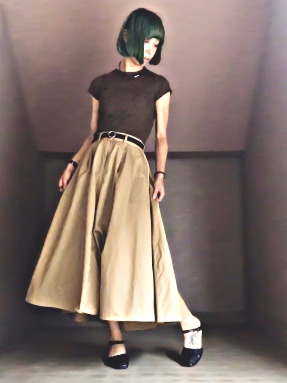 「大人カジュアル、秋、キレイめ、アースカラー、カジュアル、カーキ、シンプル、古着、ぼくのせかい」｜「UNIQLOのスーピマコットンリブクルーネックT（半袖）（Tシャツ/カットソー、グリーン系）」を使った、みみたろうさん（レディース・166cm）の夏コーディネートの1枚目の写真