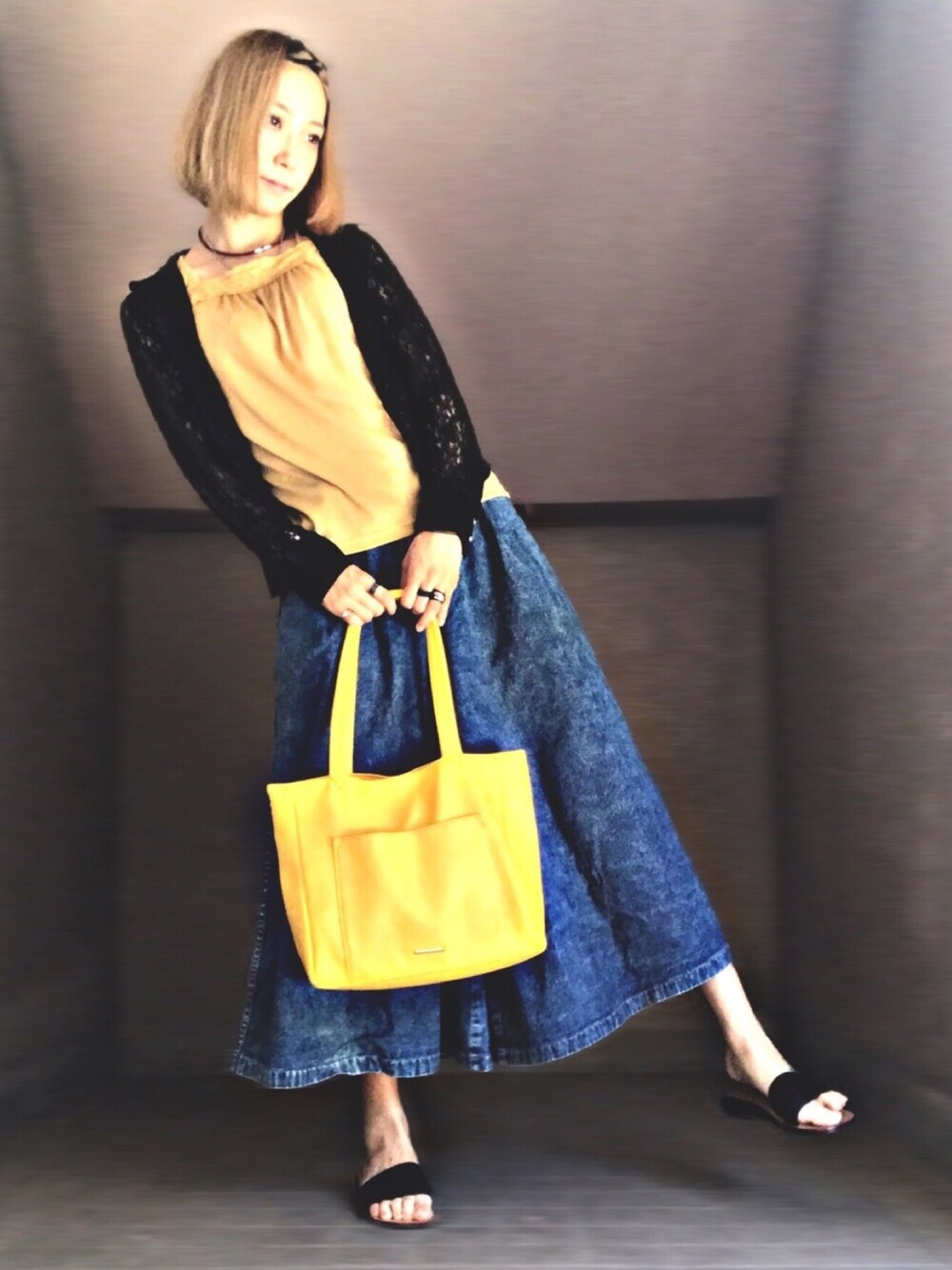 「秋コーデ、秋カラー、カジュアル、大人カジュアル、デニムスカーチョ、レザーサンダル、からし色、レースブラウス、ぼくのせかい」｜「unknownのアイテム（タンクトップ、イエロー系）」を使った、みみたろうさん（レディース・166cm）の秋コーディネートの1枚目の写真
