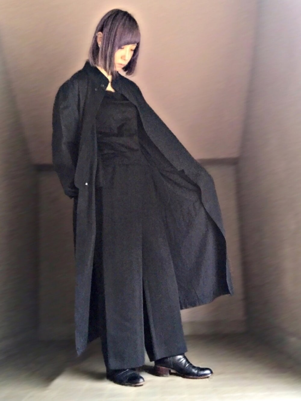 「秋のコーデ、オトナカジュアル、ワントーンコーデ、ブラックコーデ、ロングワンピース、古着、大人カジュアル、ワイドパンツ、ぼくのせかい」｜「usedのアイテム（タンクトップ、ブラック系）」を使った、みみたろうさん（レディース・166cm）の秋コーディネートの1枚目の写真
