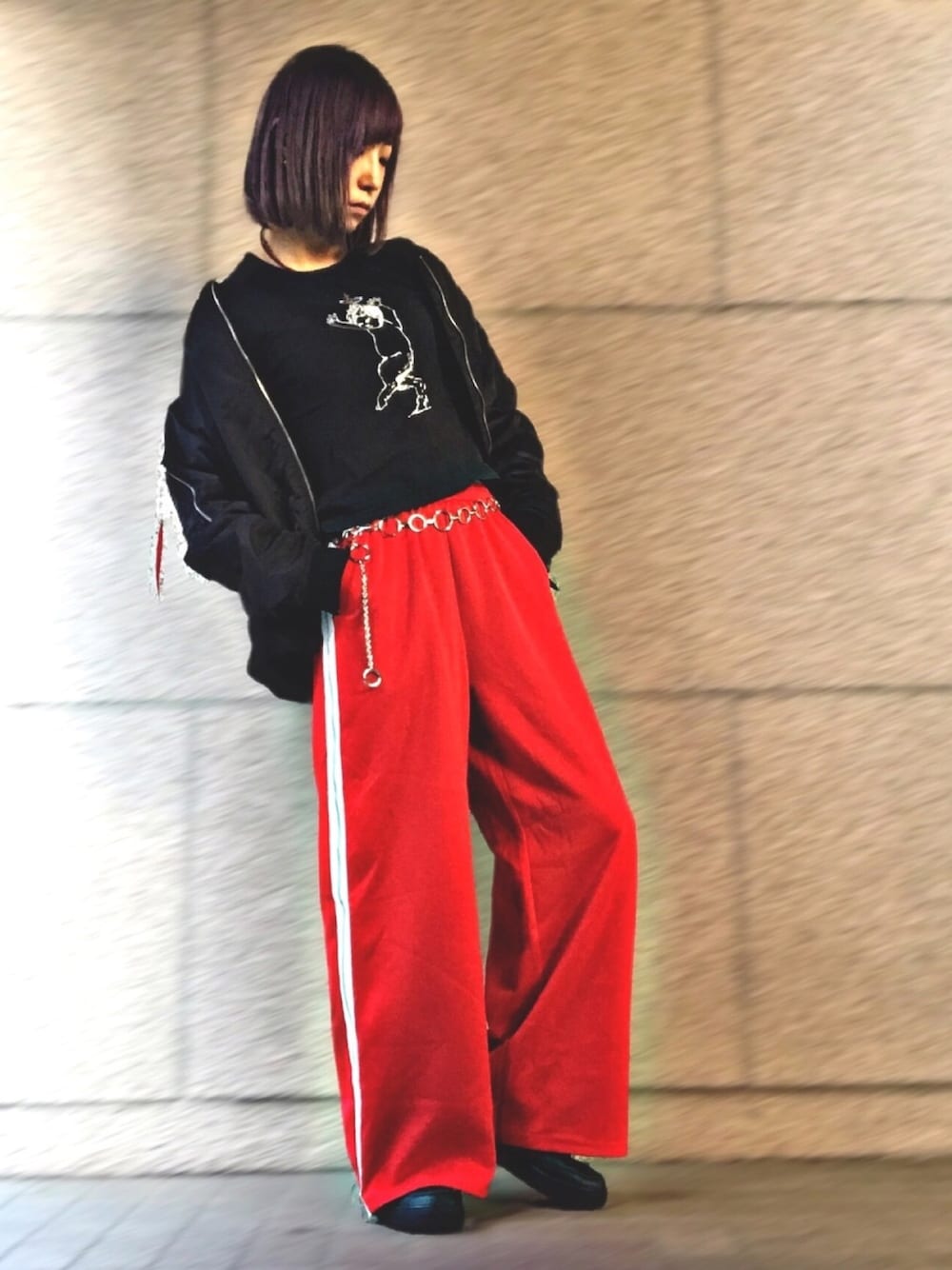 「秋冬コーデ、ストリート、ジャージーパンツ、ブルゾン、MA-1、AIR FORCE 1、オーバーサイズ、チェーンベルト、ぼくのせかい」｜「Vivienne Westwood red labelのアイテム（Tシャツ/カットソー、ブラック系）」を使った、みみたろうさん（レディース・166cm）の秋コーディネートの1枚目の写真