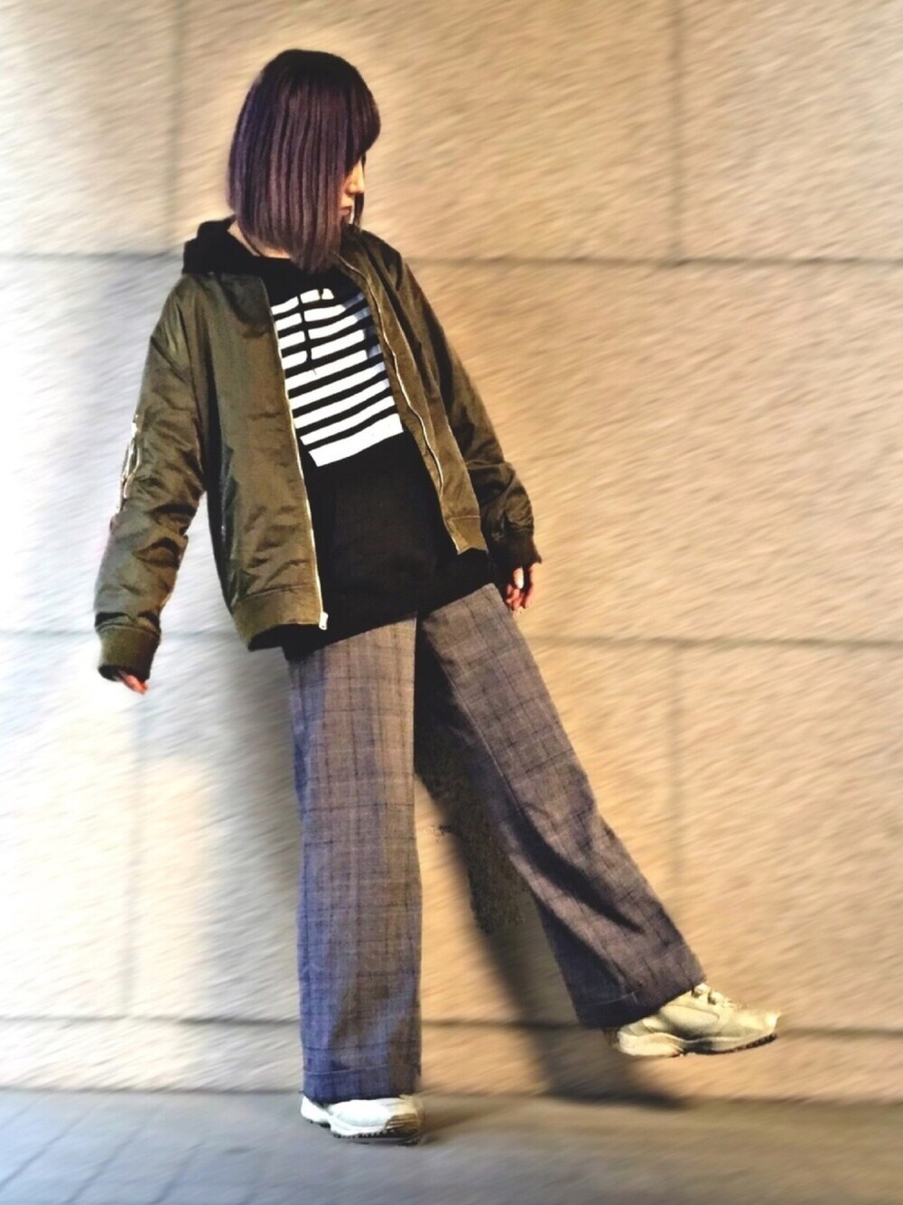 「やっぱりストリートが好き、サブカル、KRY、ストリート、ダッドスニーカー、チェックパンツ、秋のコーデ、カーキ、ぼくのせかい」｜「SPINNSのナイロンMA-1ブルゾン（ブルゾン、グリーン系）」を使った、みみたろうさん（レディース・166cm）の秋コーディネートの1枚目の写真