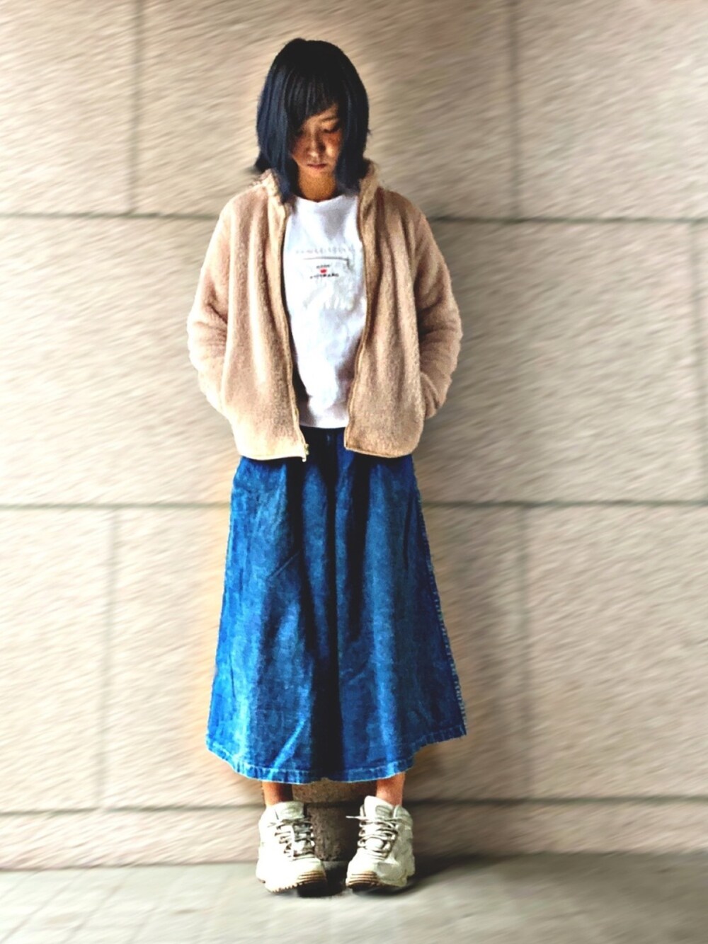 「秋冬コーデ、古着、ワイドパンツ、デニムワイドパンツ、ロングスカート、フリース、ダッドスニーカー、ぼくのせかい」｜「usedのアイテム（スウェット、ホワイト系）」を使った、みみたろうさん（レディース・166cm）の秋コーディネートの1枚目の写真