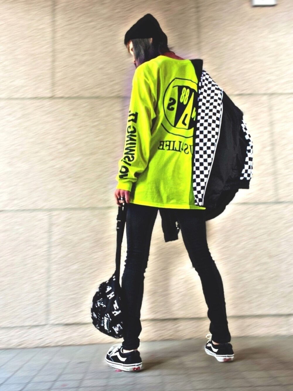 「ストリート、韓国ストリート、原宿ストリート、ネオンカラー、袖プリント、NJS4LIFE、レーシングブルゾン、チェッカーフラッグ、スキニーデニム、ぼくのせかい」｜「プチプラのアイテム（ニットキャップ/ビーニー、ブラック系）」を使った、みみたろうさん（レディース・166cm）の冬コーディネートの1枚目の写真