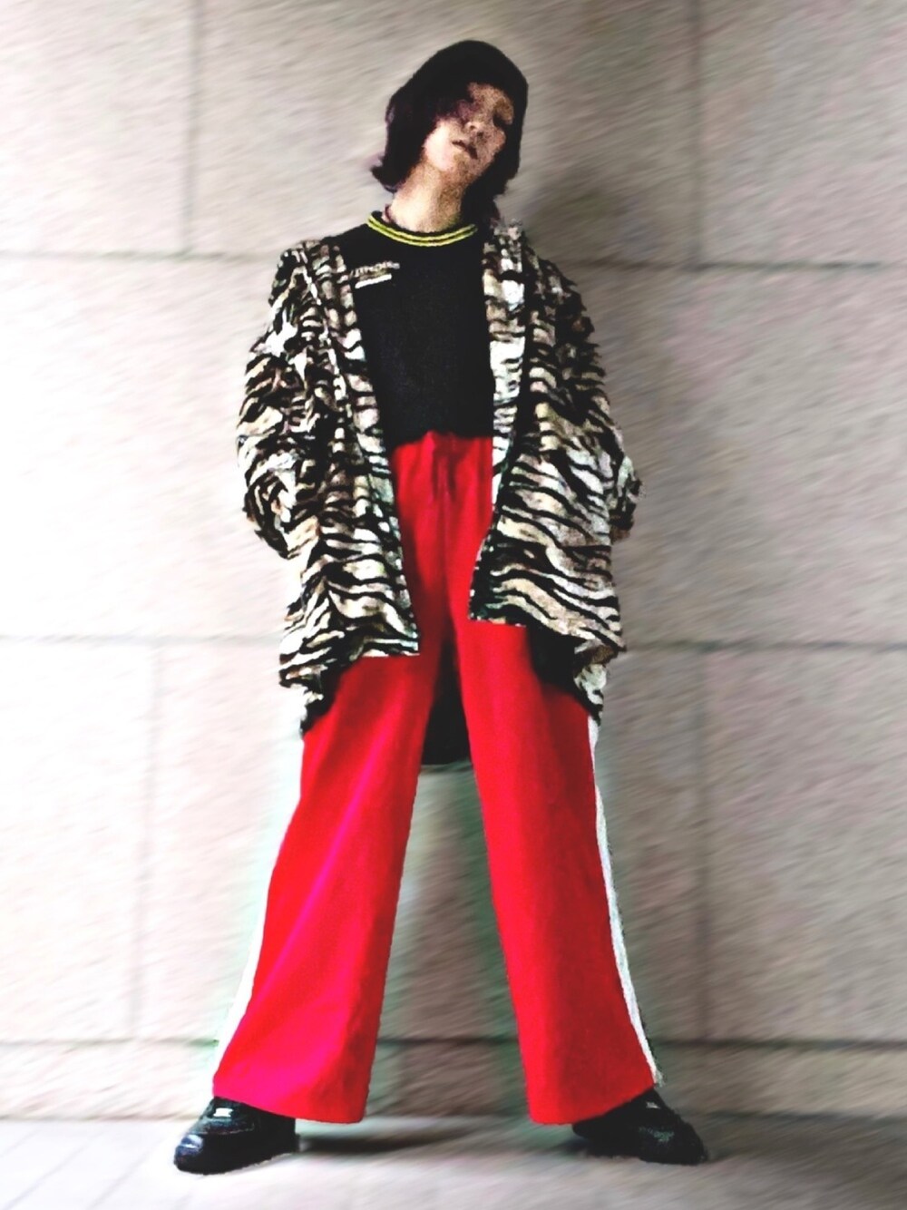 ブラック系のスウェット、ブラウン系のジャケット/アウター、レッド系のその他パンツを着用したレディースの冬コーディネートの1枚目の写真